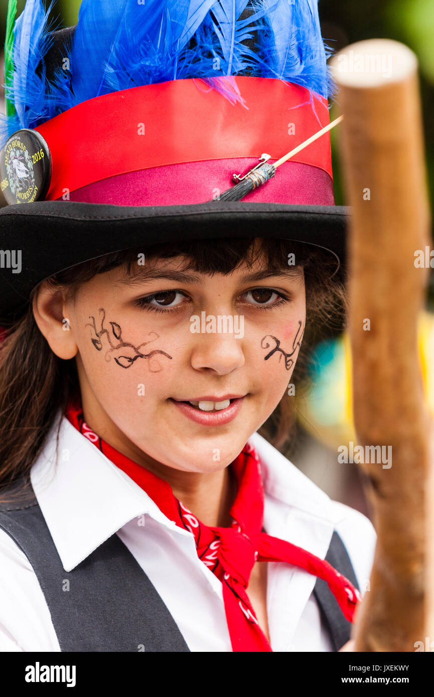 Close-up of teenage girl, face portrait. Le port de chapeau haut avec bande rouge enroulé autour, girl, 14-15 ans fait partie de la danse folklorique traditionnel cheval mort Morris côté. Banque D'Images