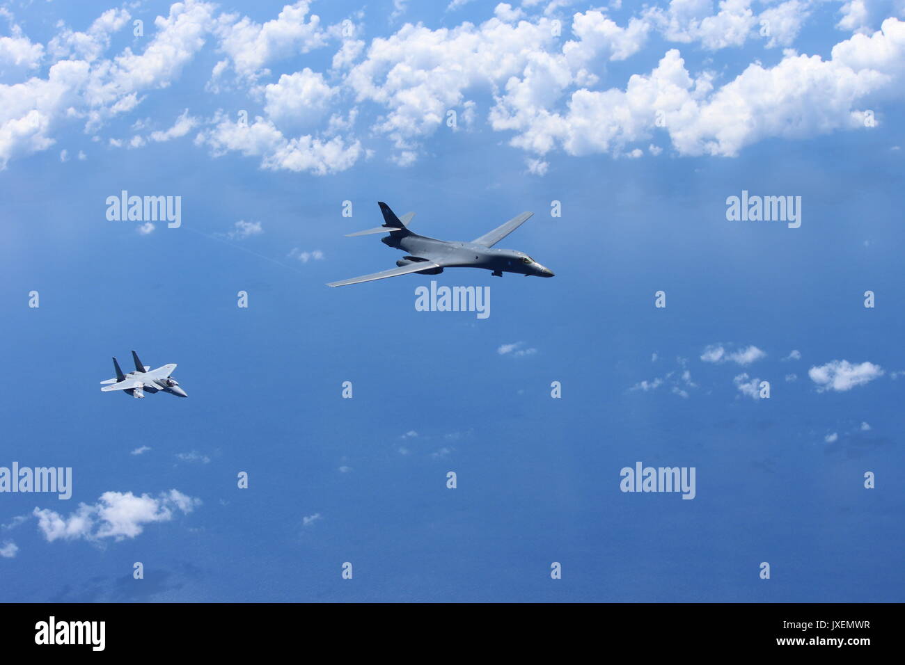 Un U.S. Air Force B-1B Lancer bomber avec le 37e Escadron expéditionnaire piégée est escorté par un Japan Air Self-Defense Force F-15 Fighter Le 15 août 2017 au sujet des îles Senkaku Îles, le Japon. Le bombardier Flying out of Anderson Air Force Base à Guam est une démonstration de force que les tensions persistent avec la Corée du Nord. Banque D'Images