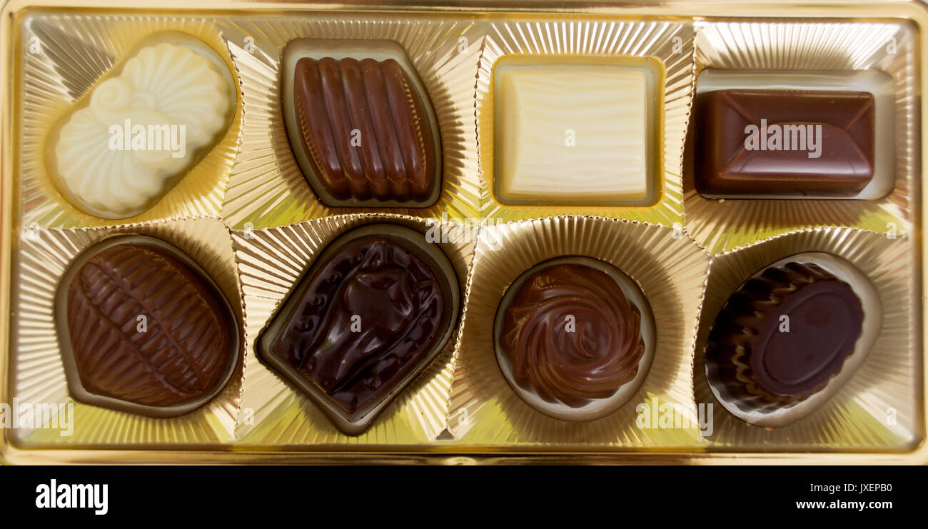 Une boîte carrée de chocolats plus de blanc. Banque D'Images