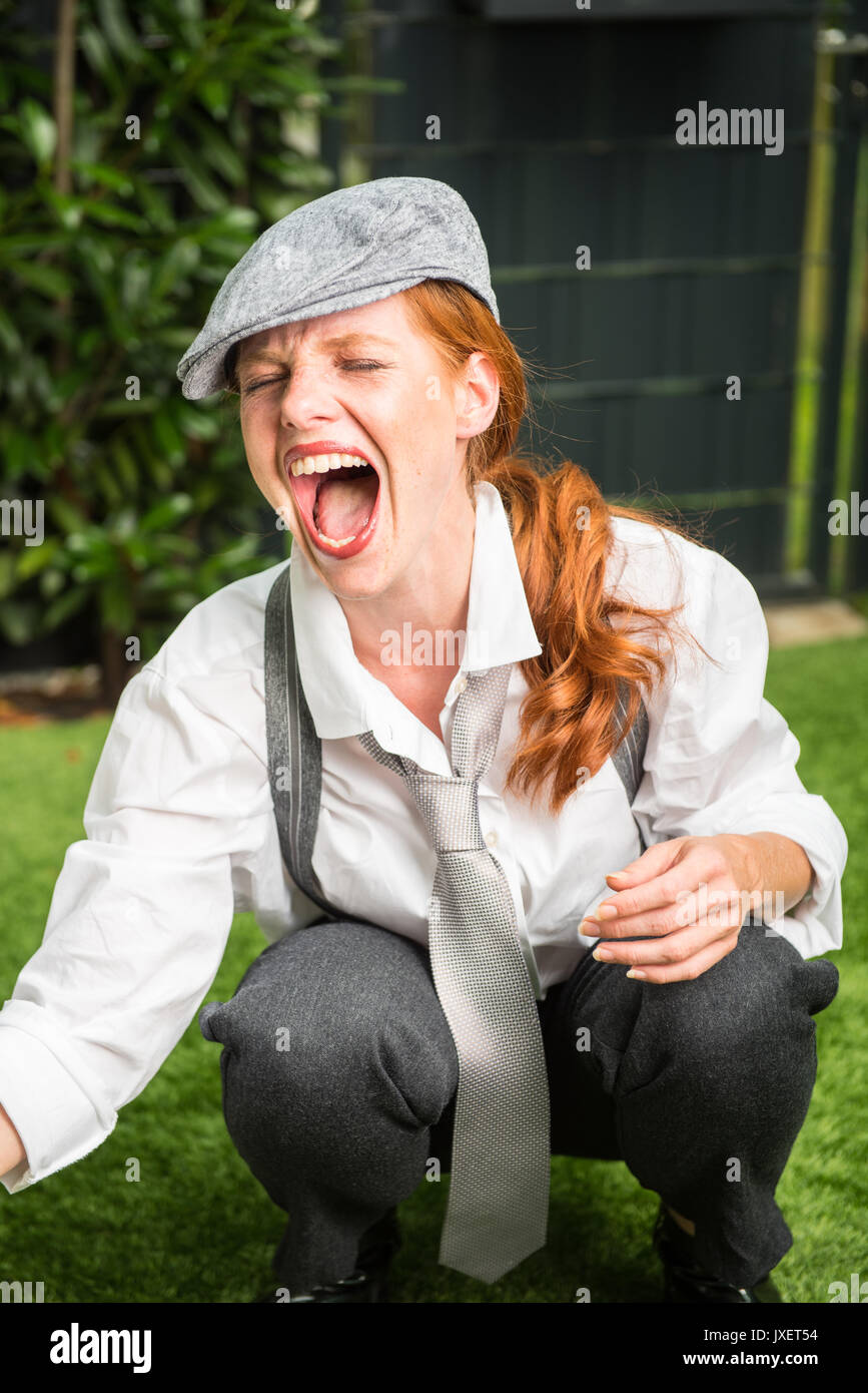 Jeune femme rousse comme un homme dans le jardin Banque D'Images