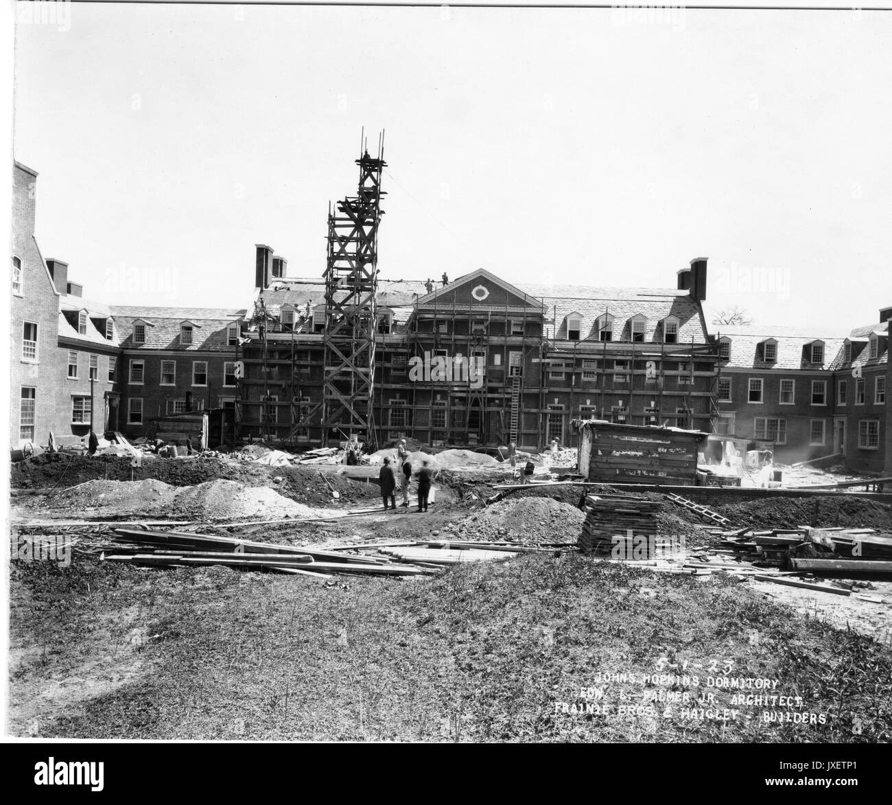 Mémorial des anciens, AMR résidences l'accent sur la partie centrale avec fronton avec l'échafaudage, certains travailleurs présents dans la construction site, 1923. Banque D'Images