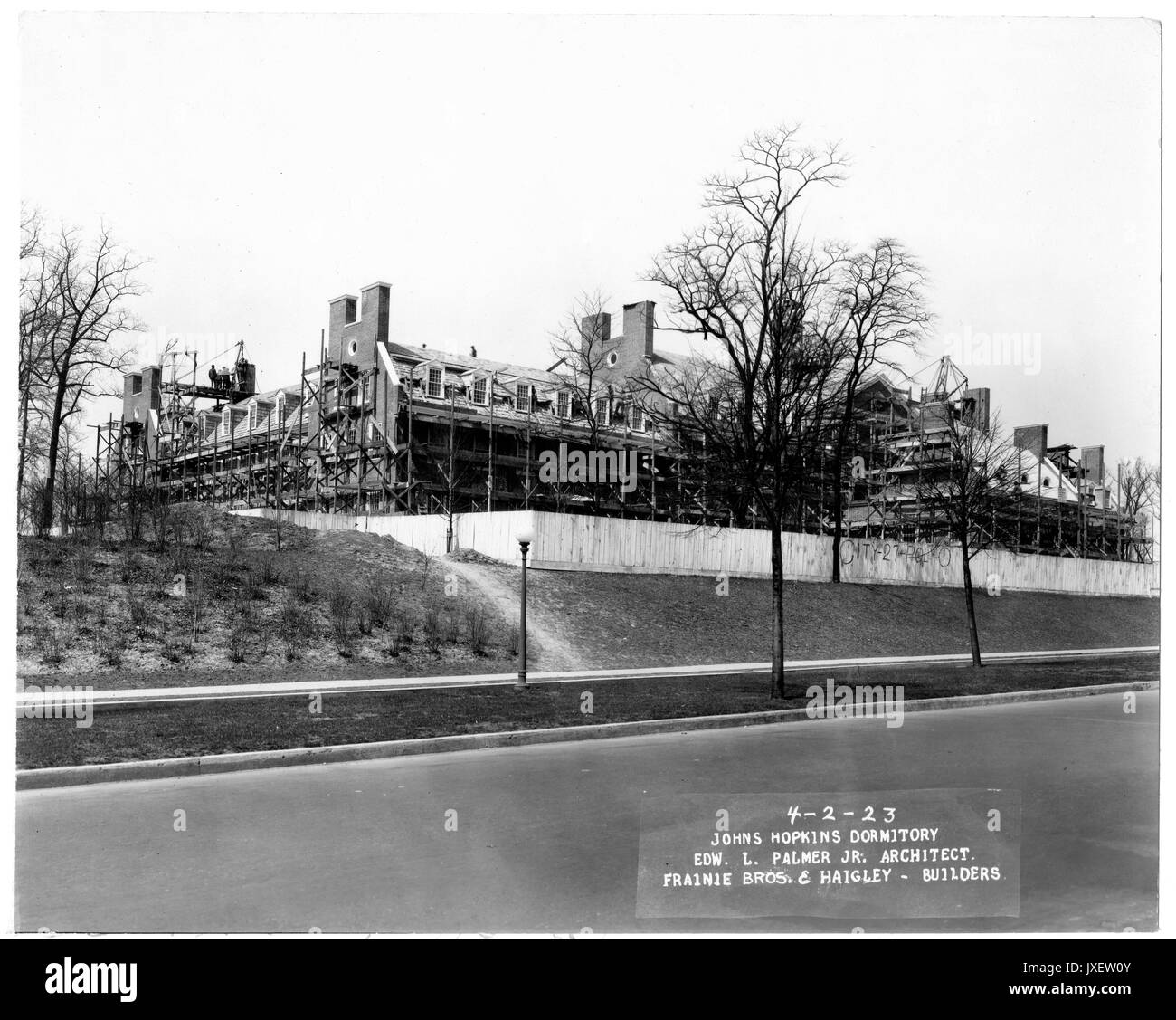 Mémorial des anciens de AMR Résidences Rue Charles, Graffitti ventant mérites Citys sur Poly toujours présent, dalles ont été placées le long du toit en mansarde et la plupart des fenêtres sont en verre, 1923. Banque D'Images