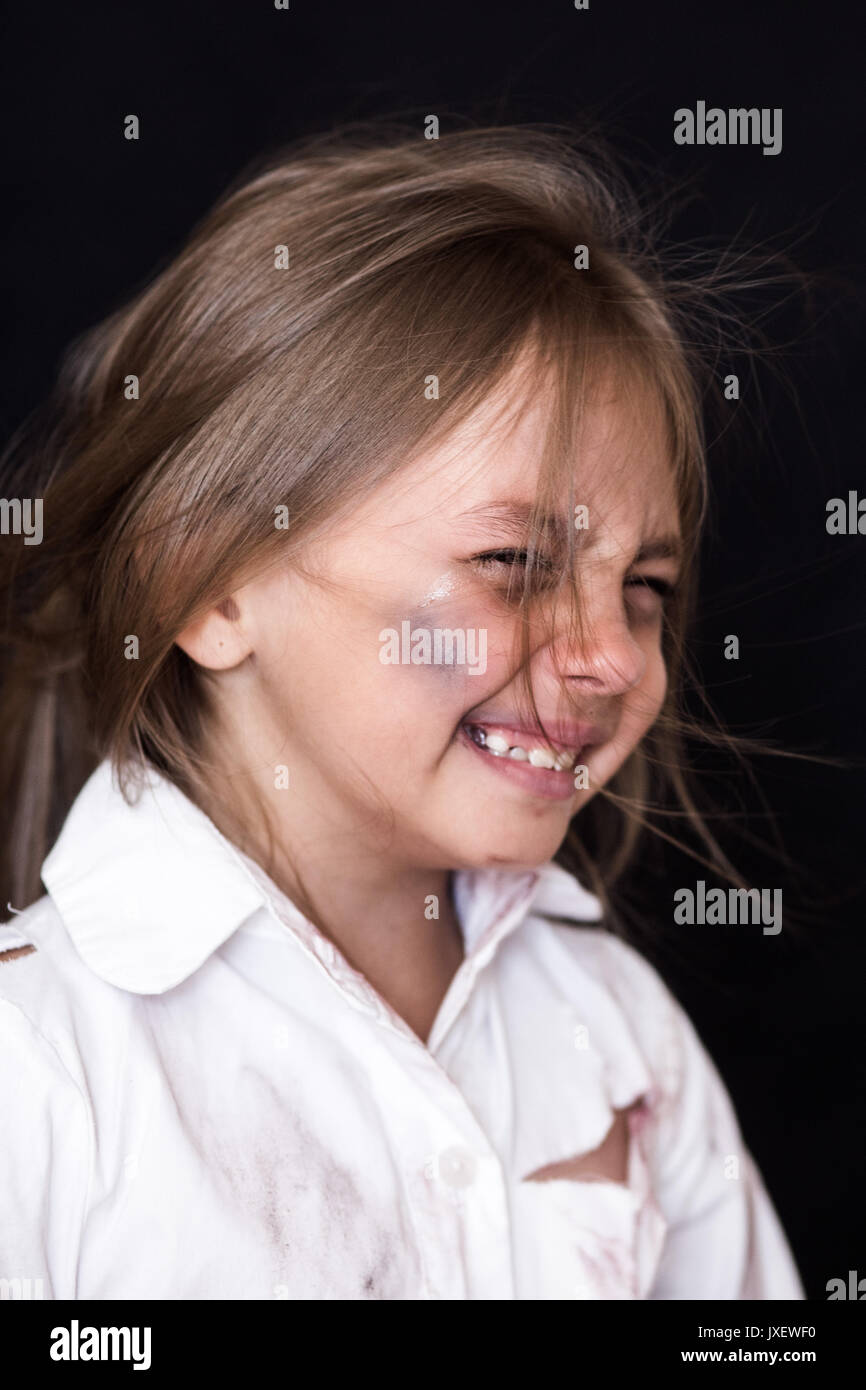 La violence envers les enfants. Triste et solitaire girl crying . Enfant blessé qui se présentent comme des victimes de la violence conjugale Banque D'Images