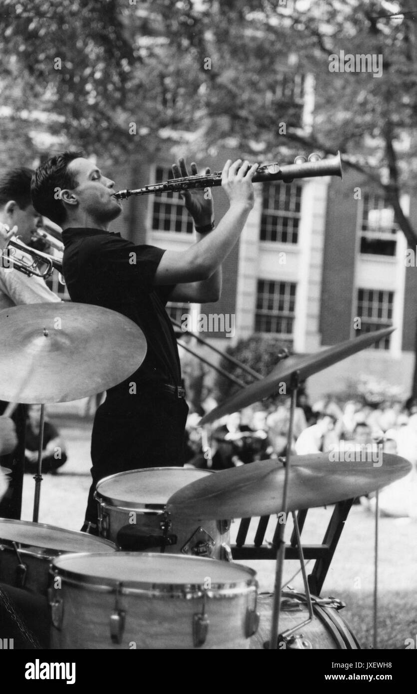 La vie étudiante, Concerts un jazz band joue sur Homewood campus, se concentre sur un jeune homme jouant une clarinette, 1958. Banque D'Images