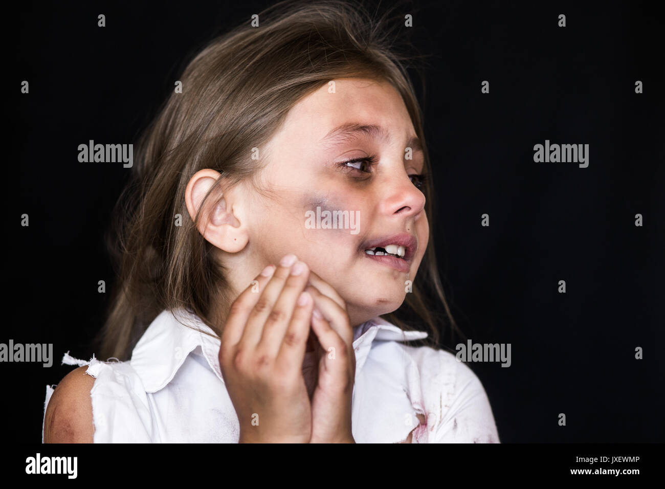 La violence envers les enfants. Triste et solitaire girl crying . Enfant blessé qui se présentent comme des victimes de la violence conjugale Banque D'Images