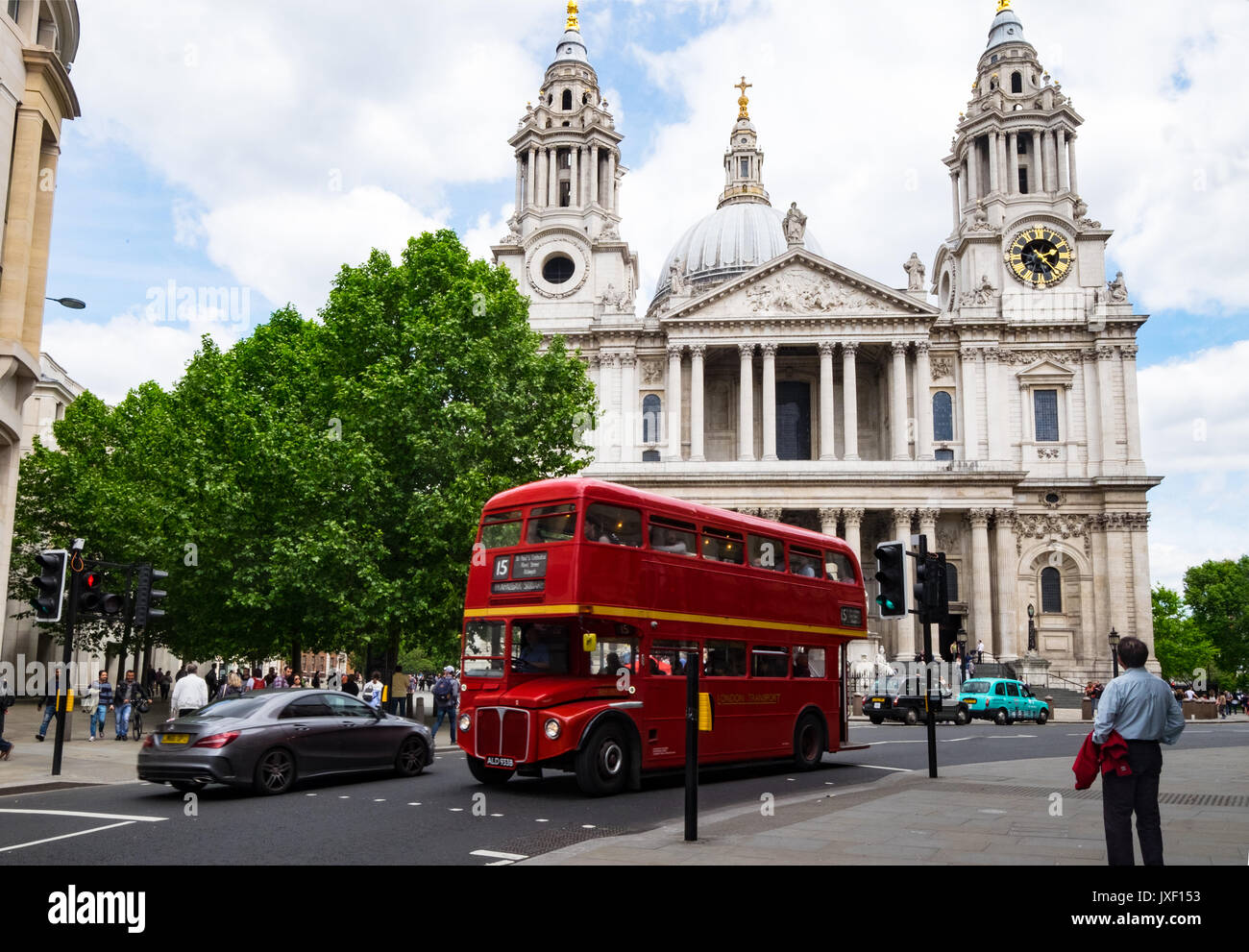 London bus à deux étages à l'extérieur de la Cathédrale St Paul Banque D'Images