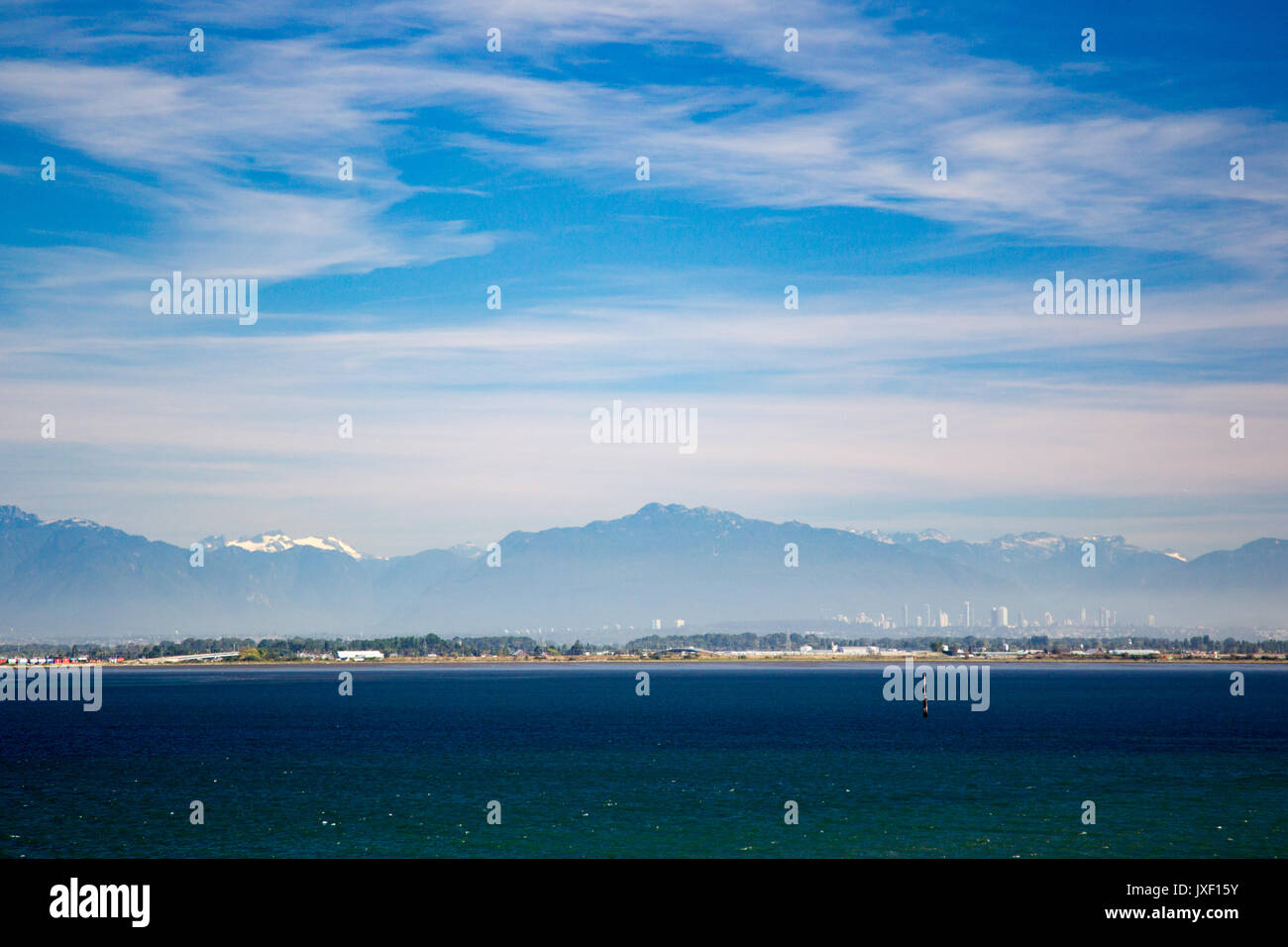 Vue depuis la mer vers Vancouver, Canada avec les montagnes en arrière-plan. Banque D'Images