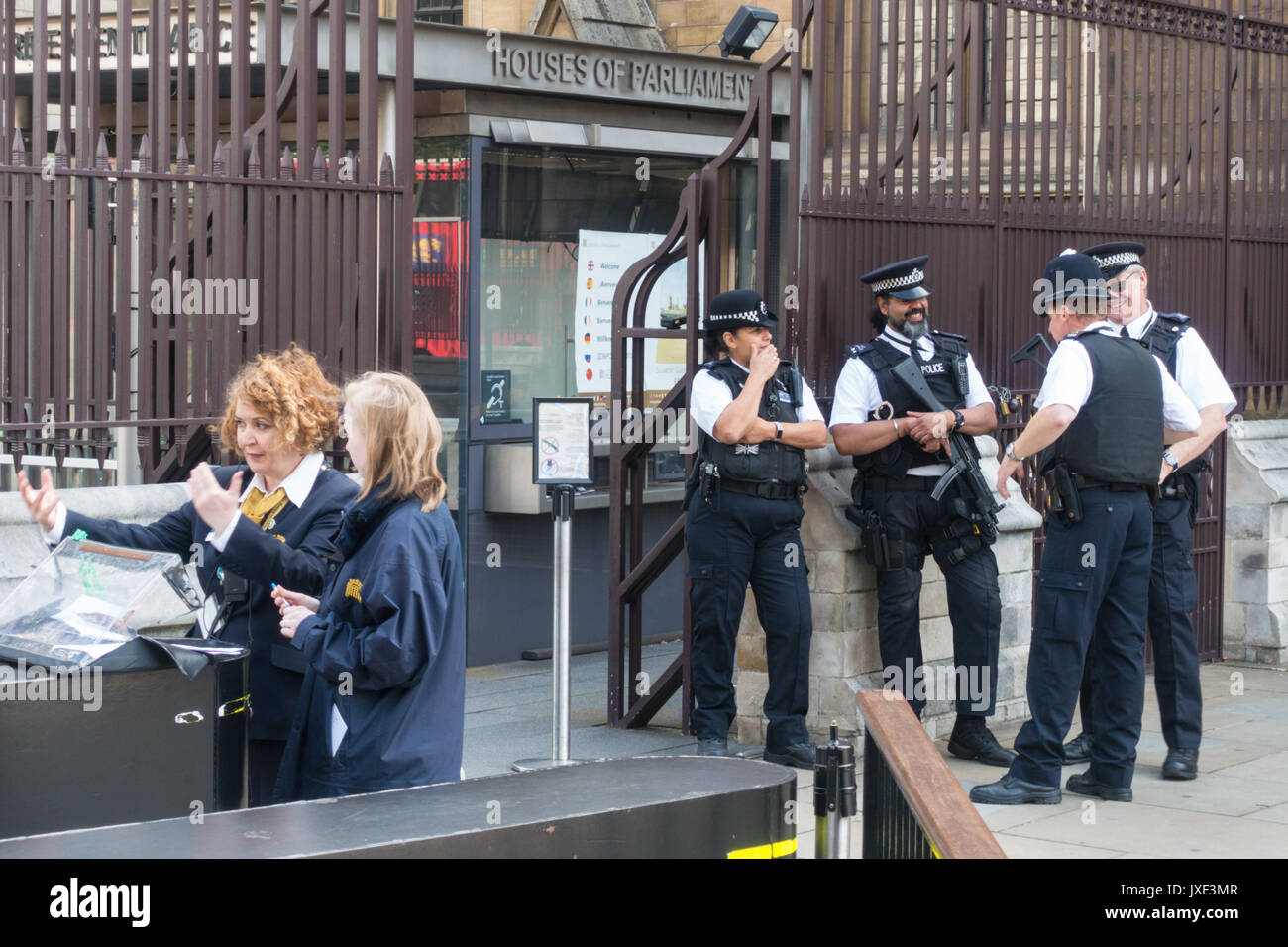 Des policiers armés devant les Maisons du Parlement, Londres, Angleterre Banque D'Images