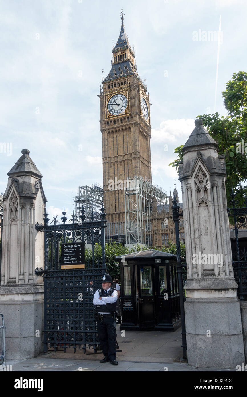 Des policiers armés devant les Maisons du Parlement, Londres, Angleterre avec l'Elizabeth Tower, Big Ben en arrière-plan Banque D'Images