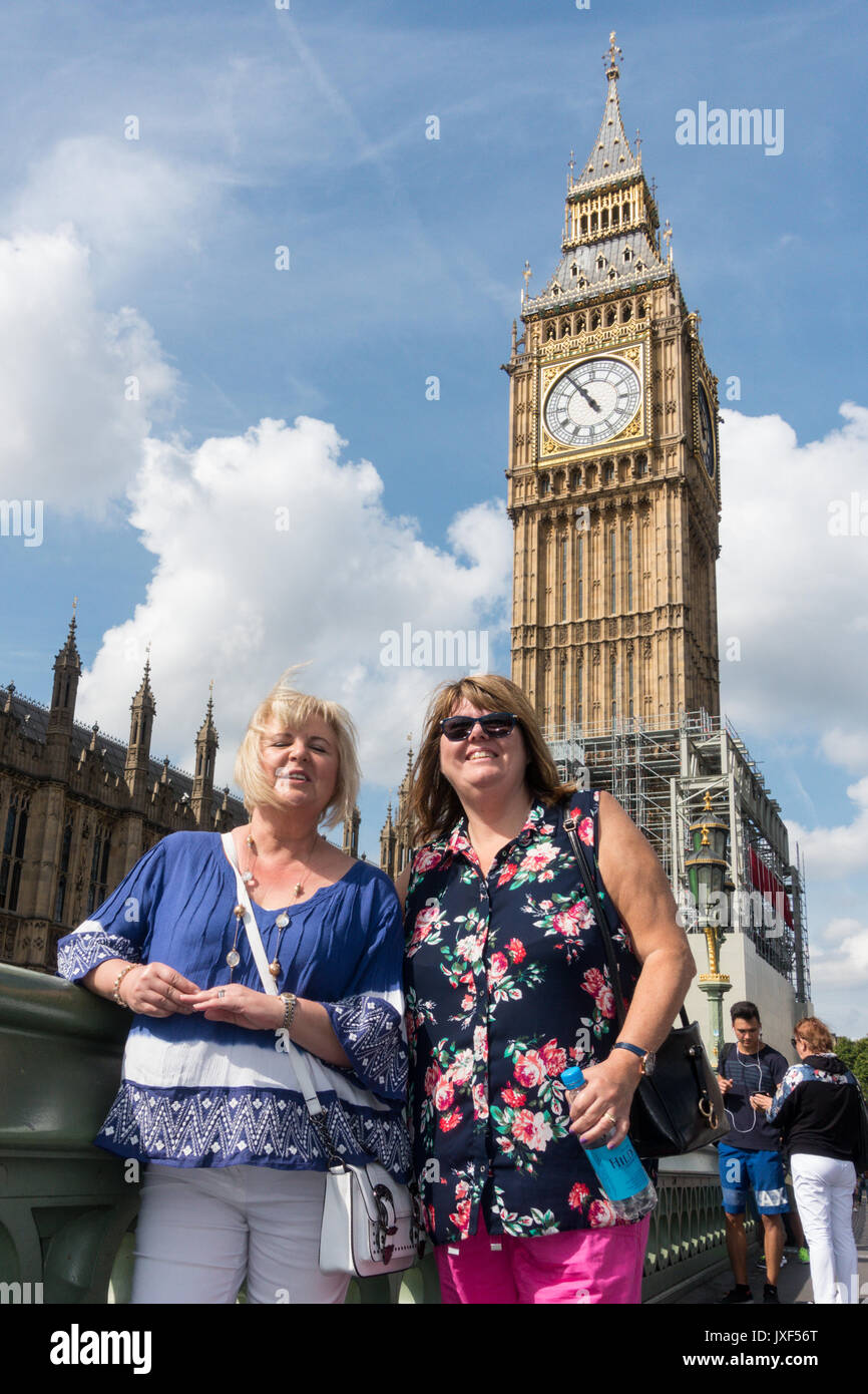 Deux femmes matures femmes touristes posant en face de Big Ben, Londres, Angleterre Banque D'Images