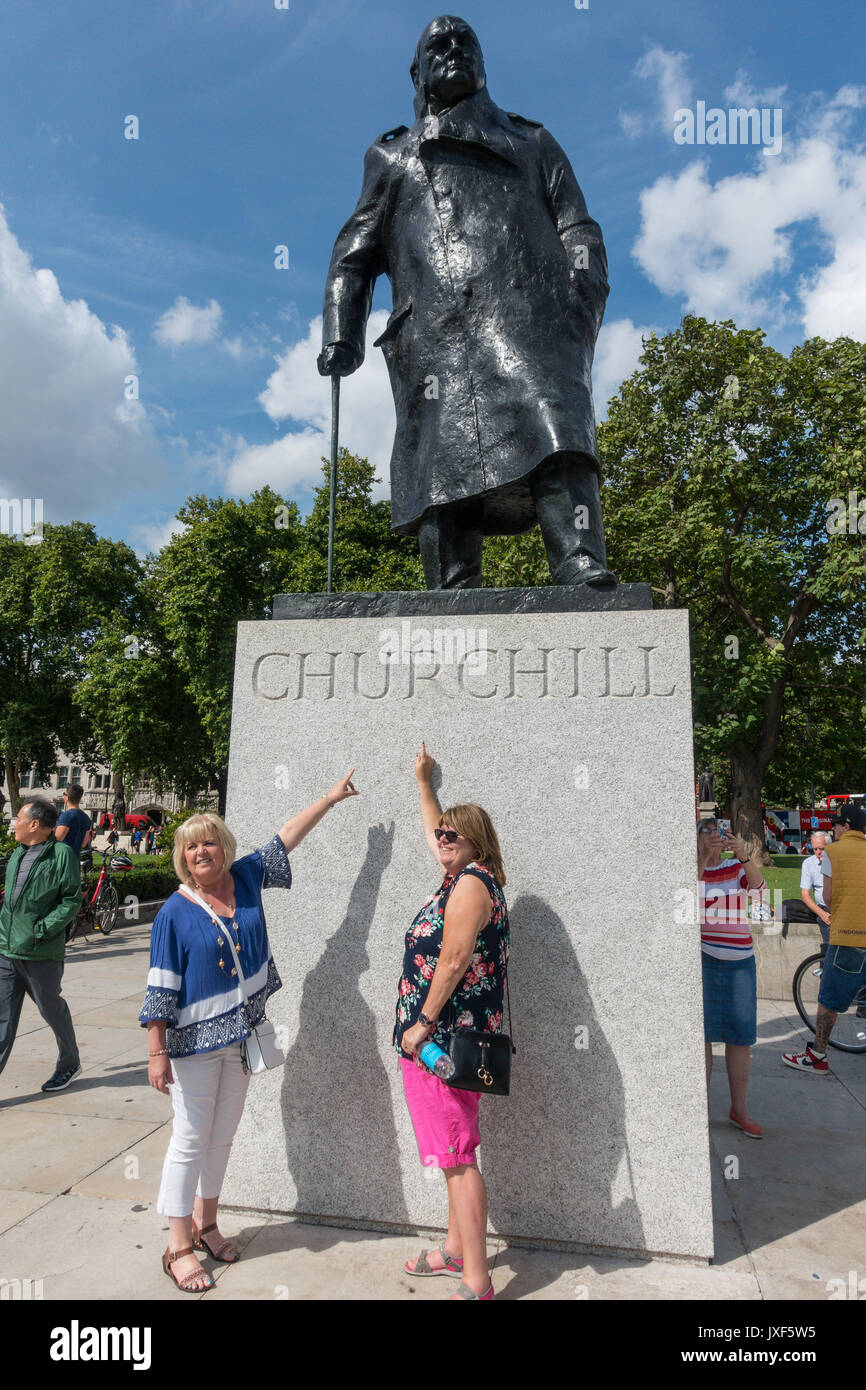 Les touristes à la Statue de Sir Winston Churchill, Londres, Angleterre. Banque D'Images