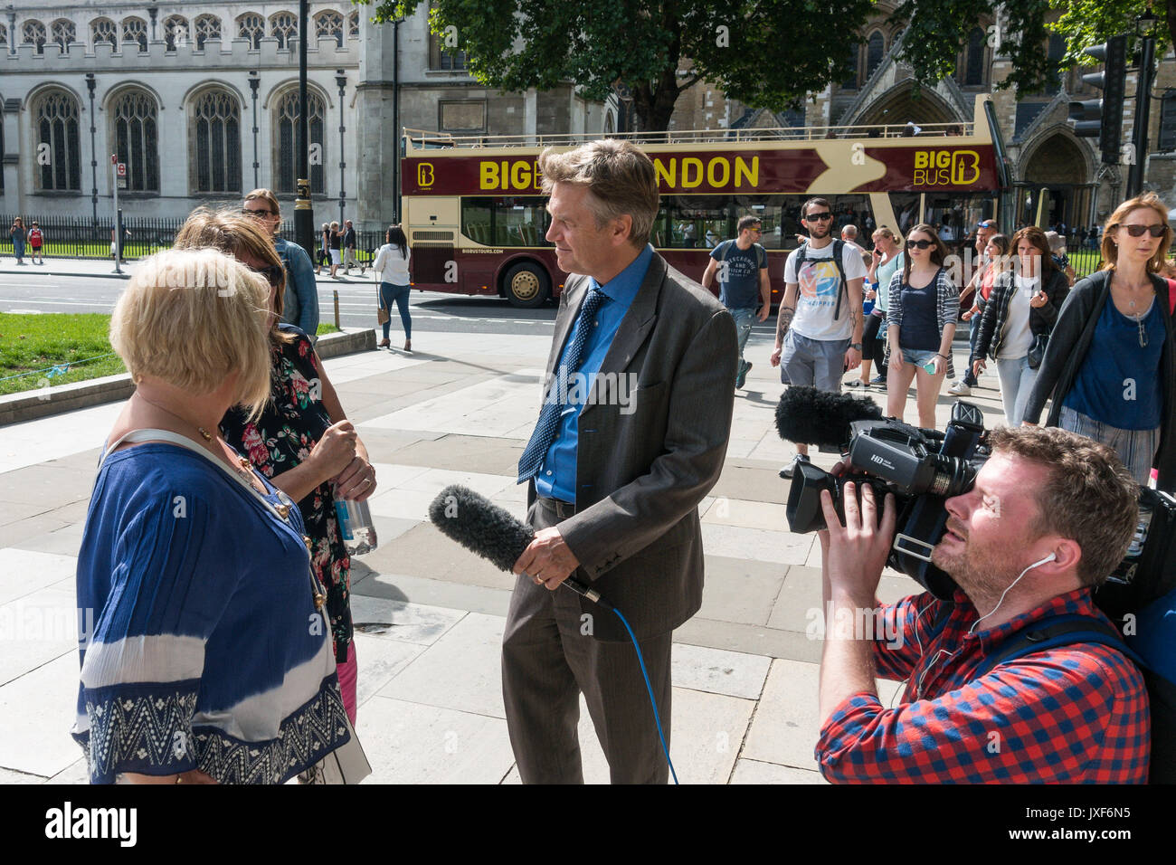 Les touristes d'être interviewé par Channel 5, correspondant politique en chef, Tom Bell à propos de Big Ben que les cloches se taisent pour quatre ans le 21 août. Banque D'Images
