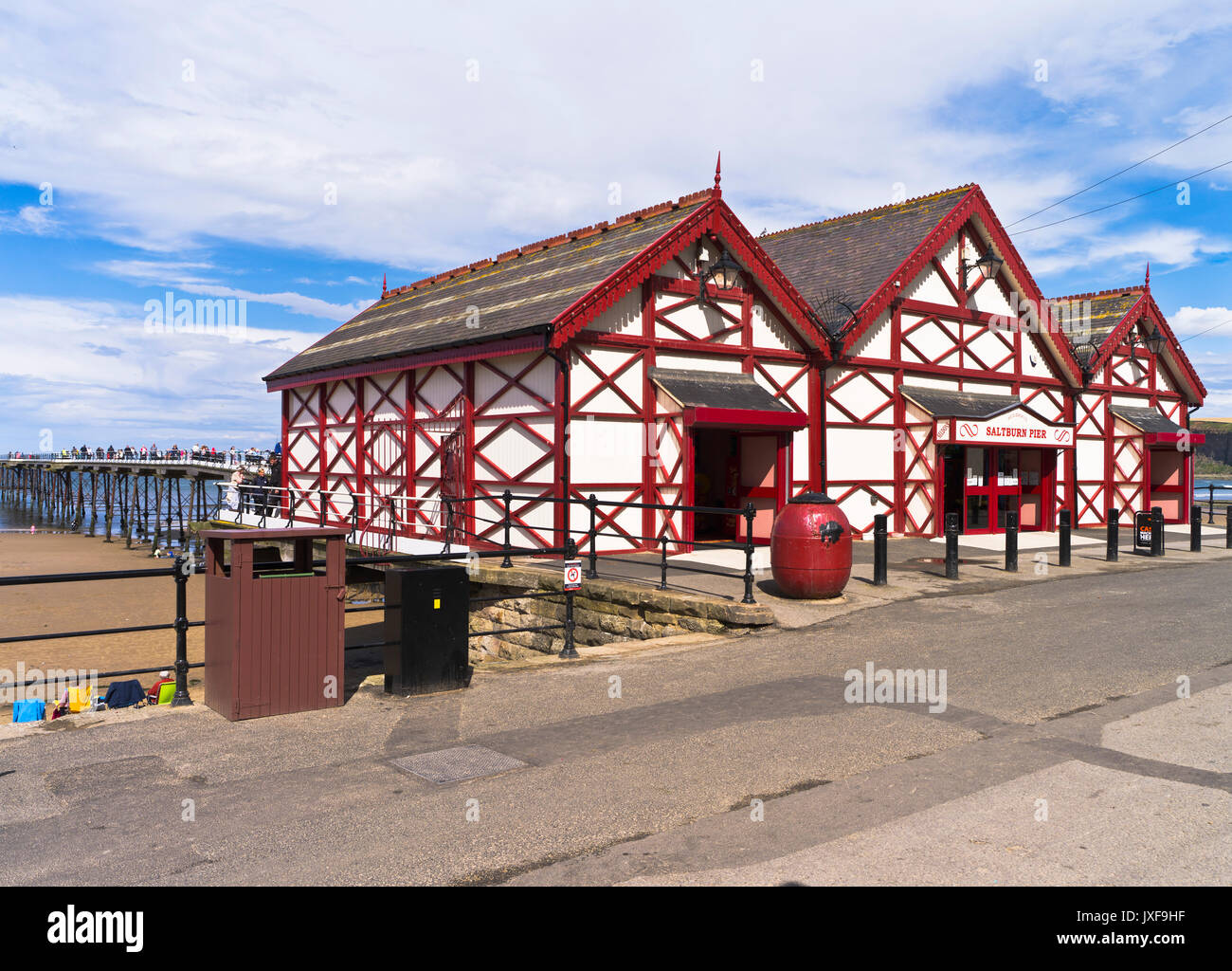Dh Saltburn pier SALTBURN BY THE SEA CLEVELAND jetée victorienne de jeux électroniques piers nord entrée angleterre uk Banque D'Images