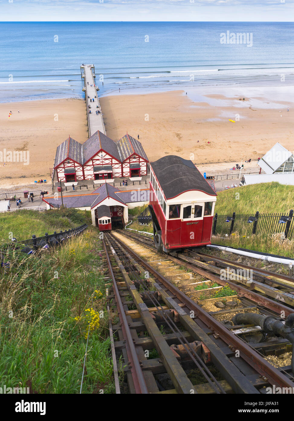 dh Saltburn Beach SALTBURN BY THE SEA CLEVELAND Saltburn Cliff Lift Beach seacliff Pier tramway funiculaire Banque D'Images