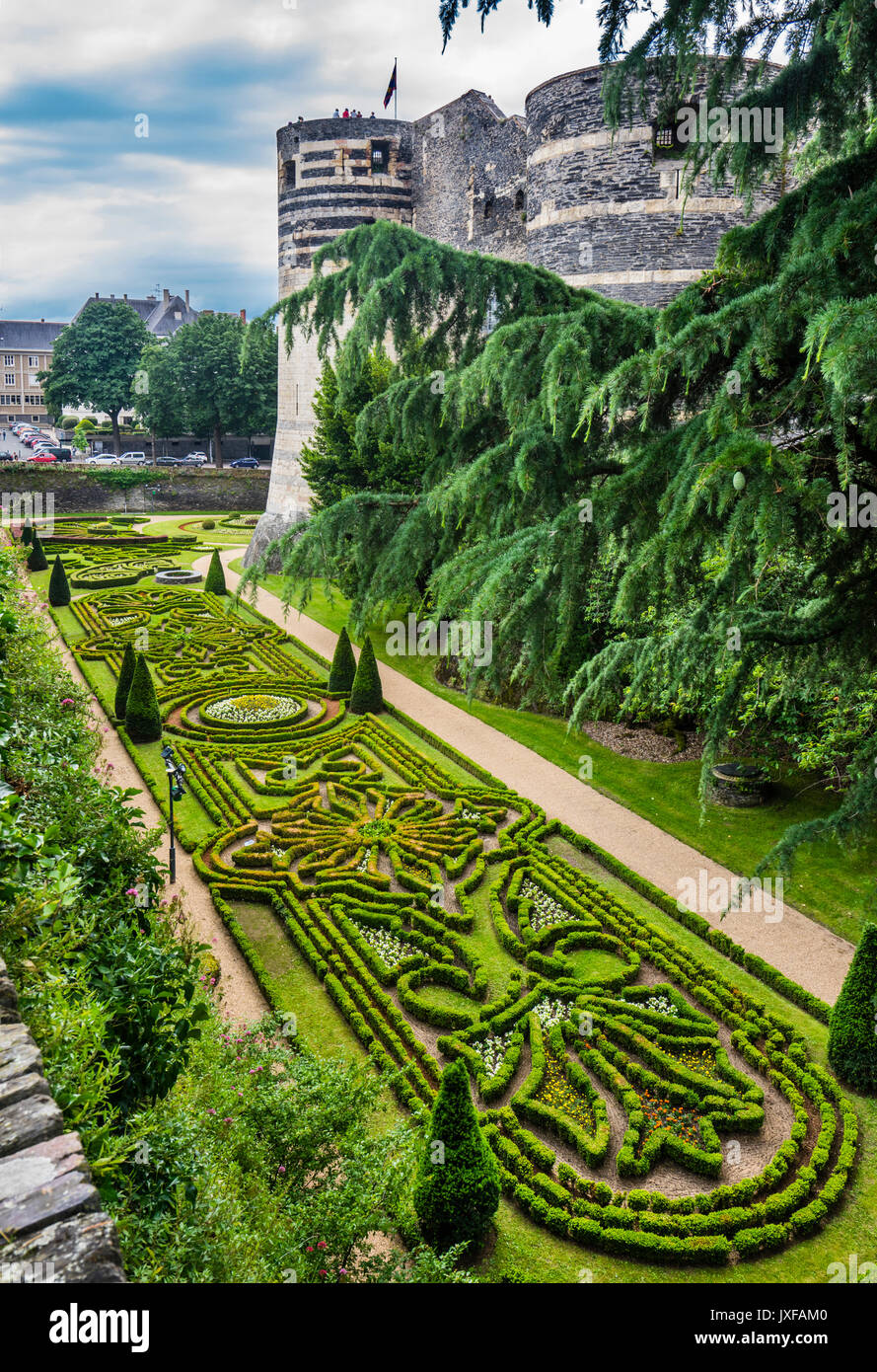 La France, pays de la Loire, Angers, Château d'Angers, jardins ornementés ci-dessous les remparts du château médiéval Banque D'Images