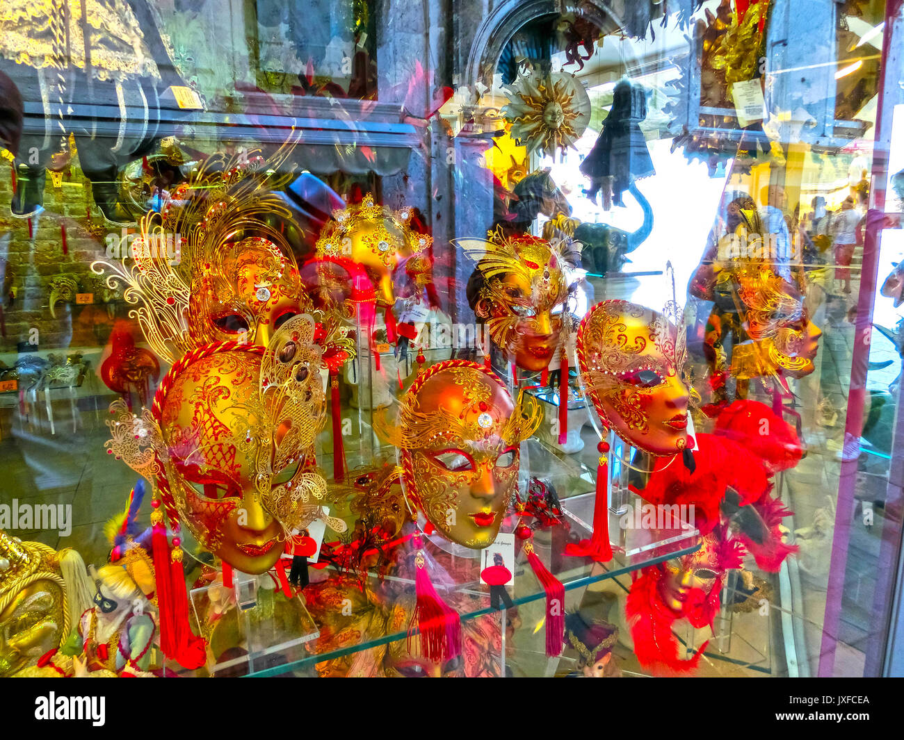 Venise, Italie - juin13, 2015 : les masques de carnaval vénitien, magasin de souvenirs dans une rue Banque D'Images