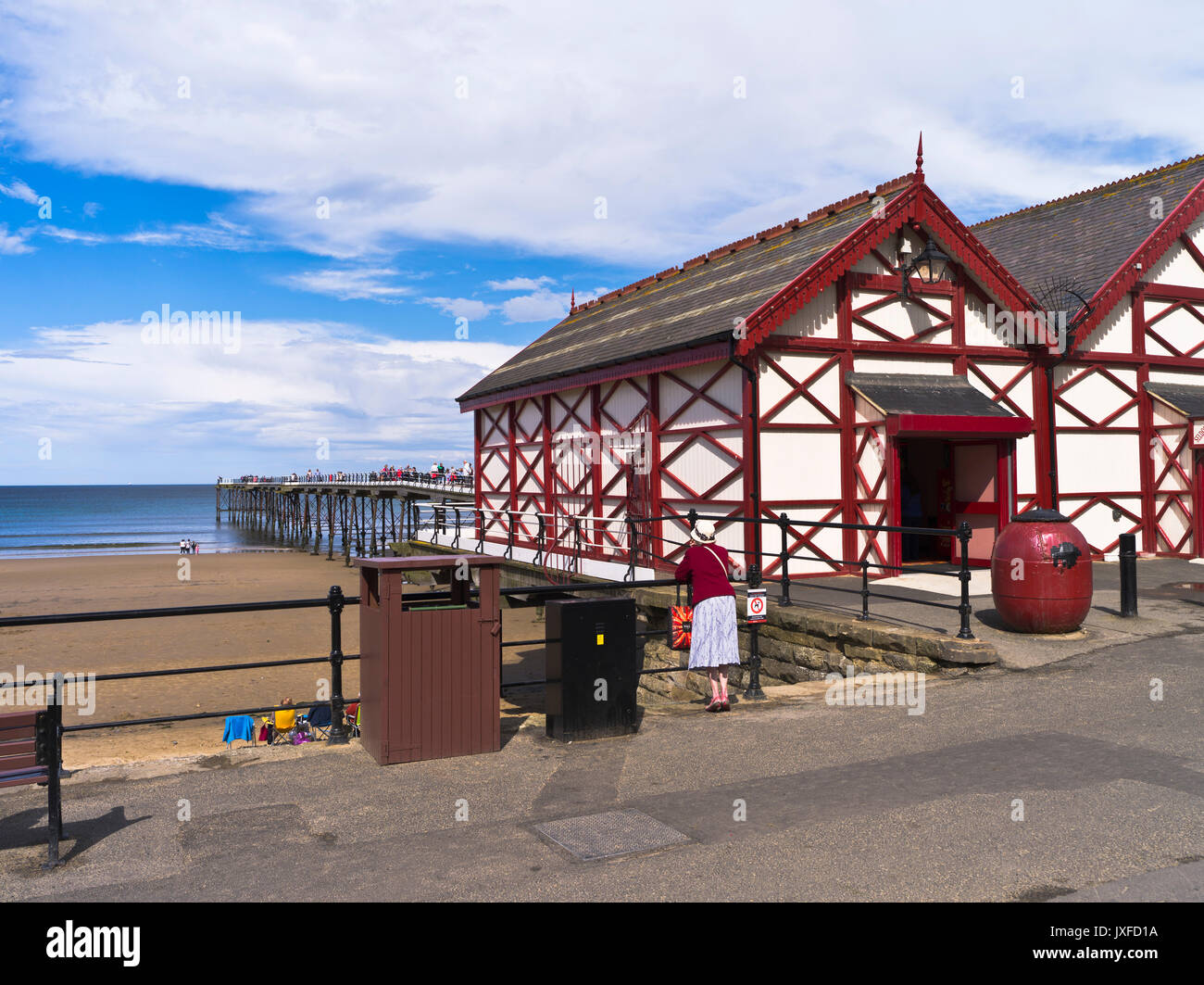 dh Saltburn Pier SALTBURN PRÈS DE LA MER CLEVELAND ANGLETERRE Old station balnéaire britannique lady Victorian Piers Banque D'Images