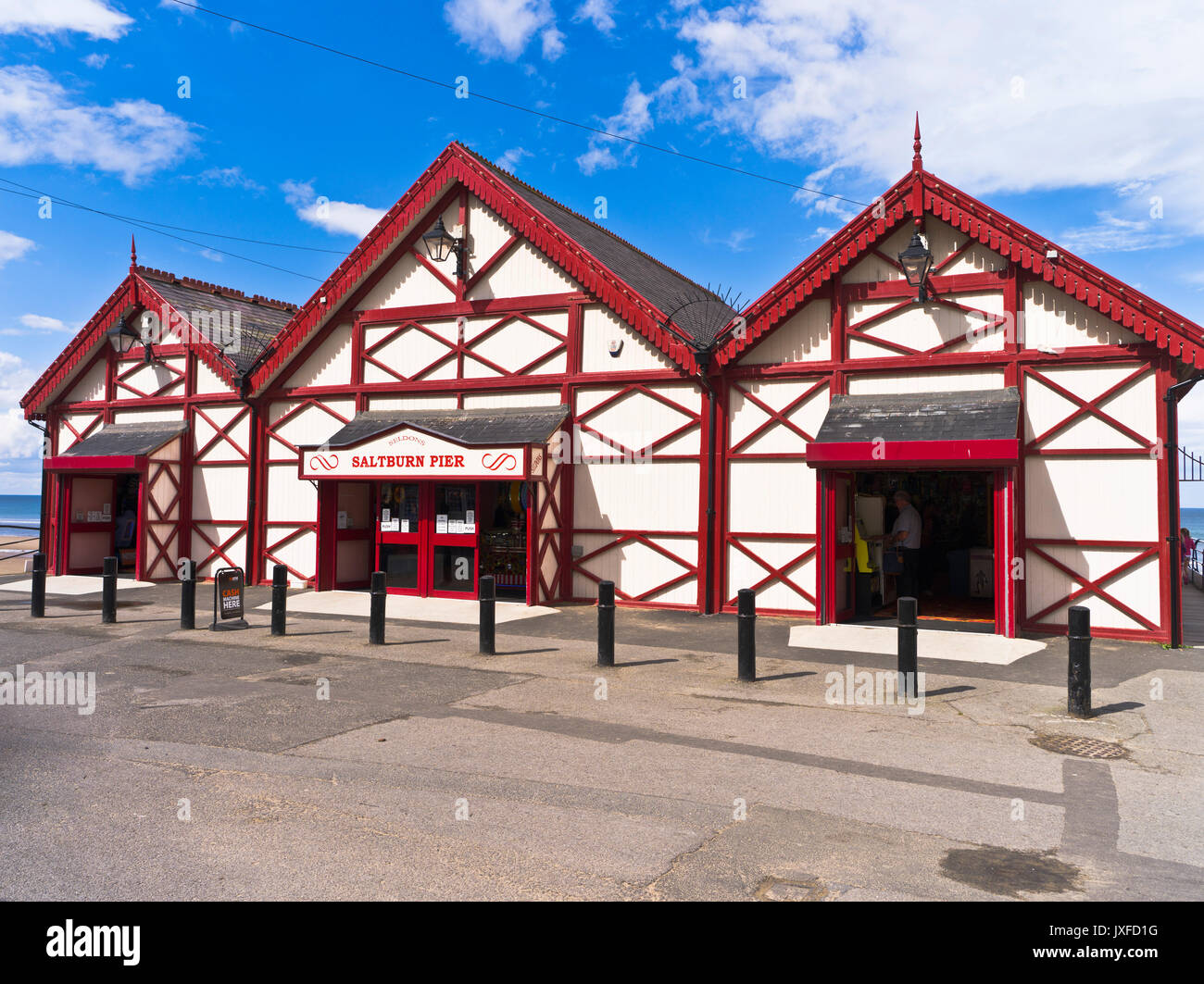 dh Saltburn Pier SALTBURN PRÈS DU Sea CLEVELAND Victorian Pier arcade d'amusement jetées entrée uk bâtiments nord angleterre architecture de bord de mer grande-bretagne Banque D'Images