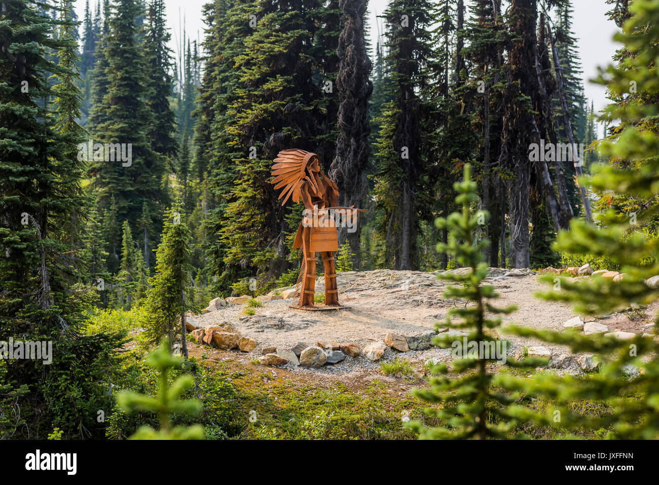 Sculpture commémorant le premier pas, le parc national du Mont-Revelstoke, chaîne Selkirk, en Colombie-Britannique, Canada Banque D'Images