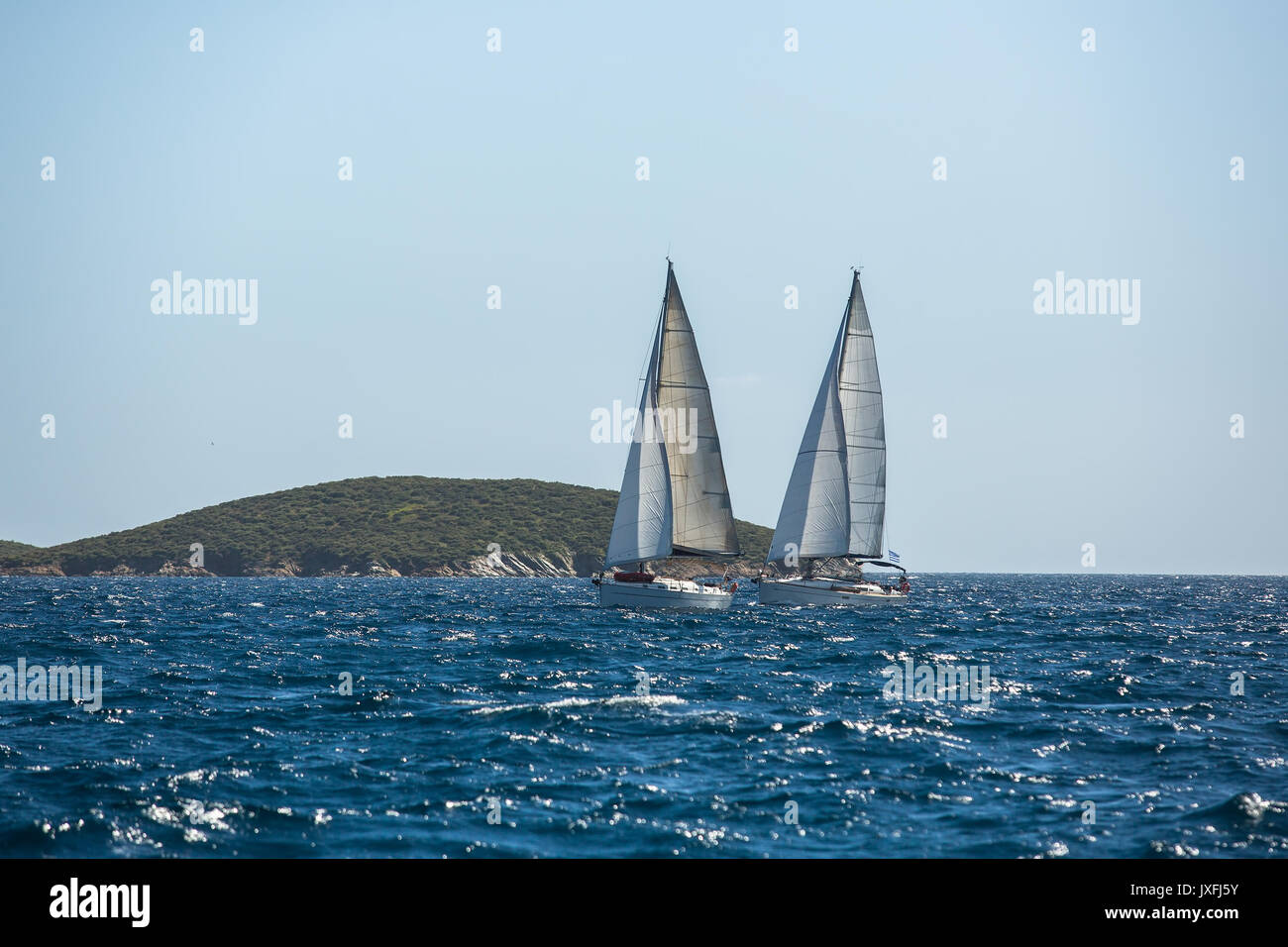 La voile. Yachts bateau à voiles blanches dans la mer ouverte. Bateaux de luxe. Banque D'Images