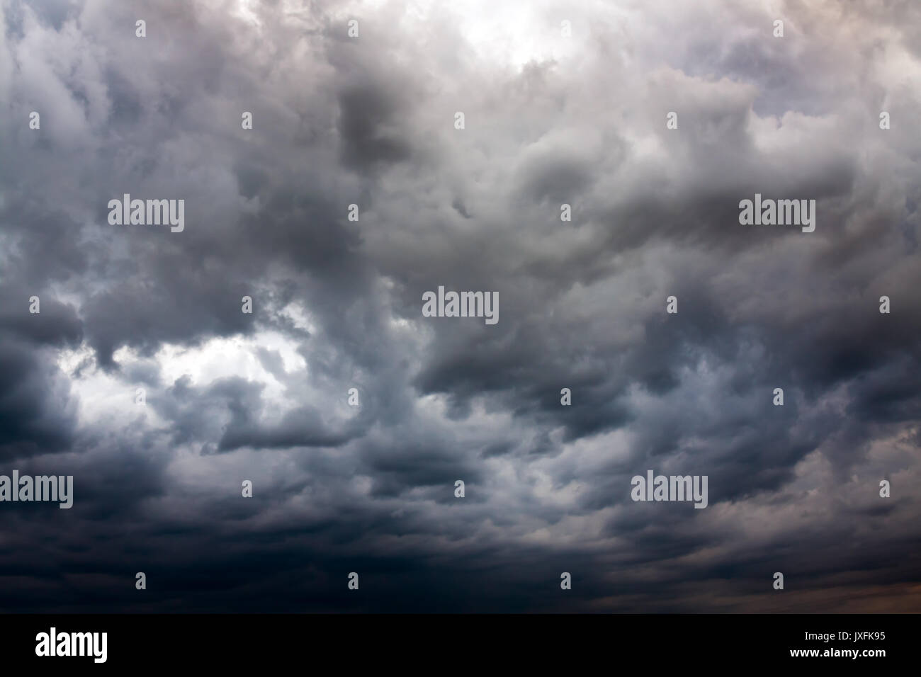 Abstract background from dark storm clouds in sky cloudscape, pluie d'orage.. météo moody sky. Banque D'Images