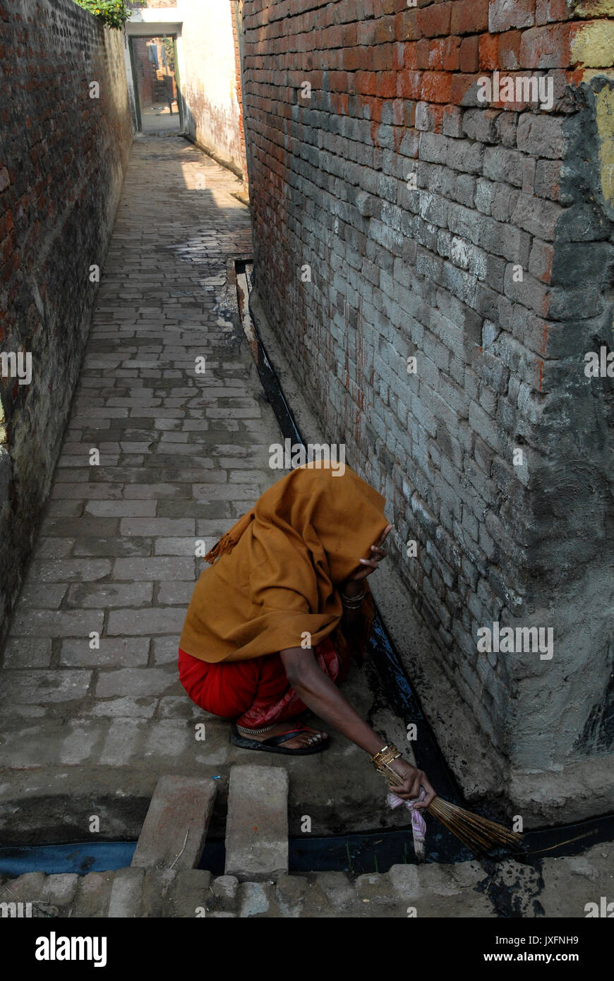 Inde New Delhi , femme dalit de toilettes propres et des eaux usées pour canal caste plus élevée dans les ménages / Kurali village indien U.P. Meerut, Kastensystem Dalit, Frau reinigt Toiletten und Abwasserkanal fuer hoeherkastige Haushalte im Dorf - Kurali Banque D'Images