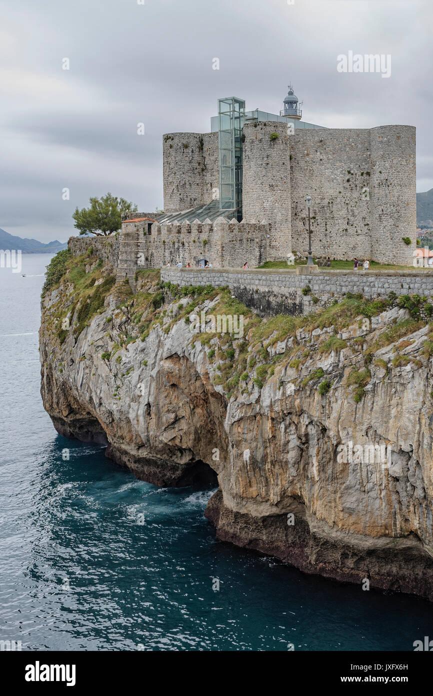 Le château de Santa Ana est une forteresse située sur le promontoire rocheux dans la région de Castro Urdiales, Cantabria, ESPAGNE Banque D'Images