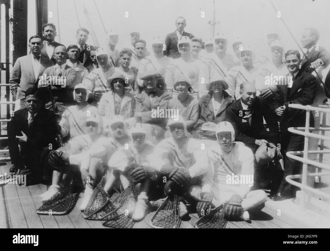 La crosse, Jeux Olympiques photo de groupe de l'Université Johns Hopkins, l'équipe de crosse Olympique sur le pont d'un bateau, 1928. Banque D'Images