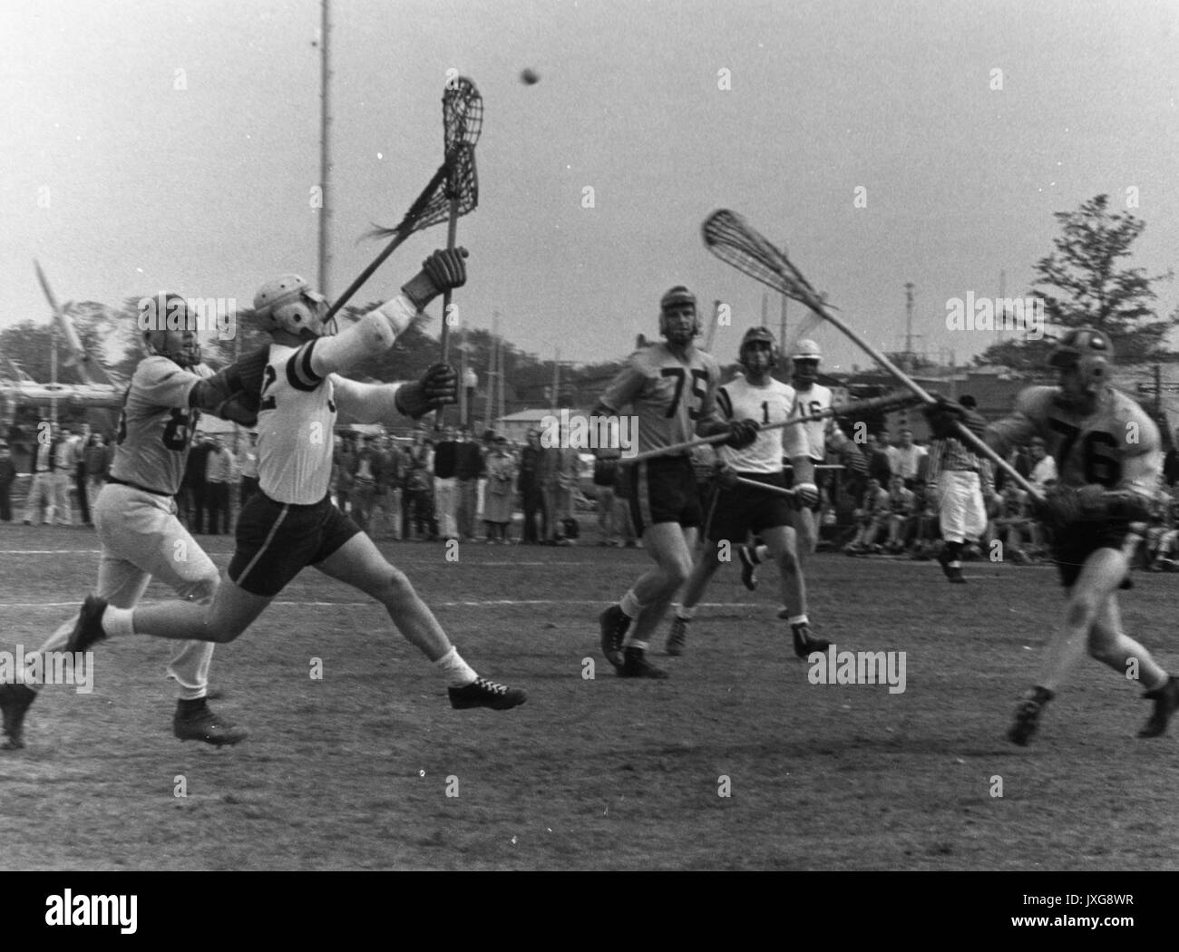 La crosse photo d'action prises pendant un match non identifiée, différents acteurs tentent d'attraper la balle, qui est dans l'air, 1950. Banque D'Images