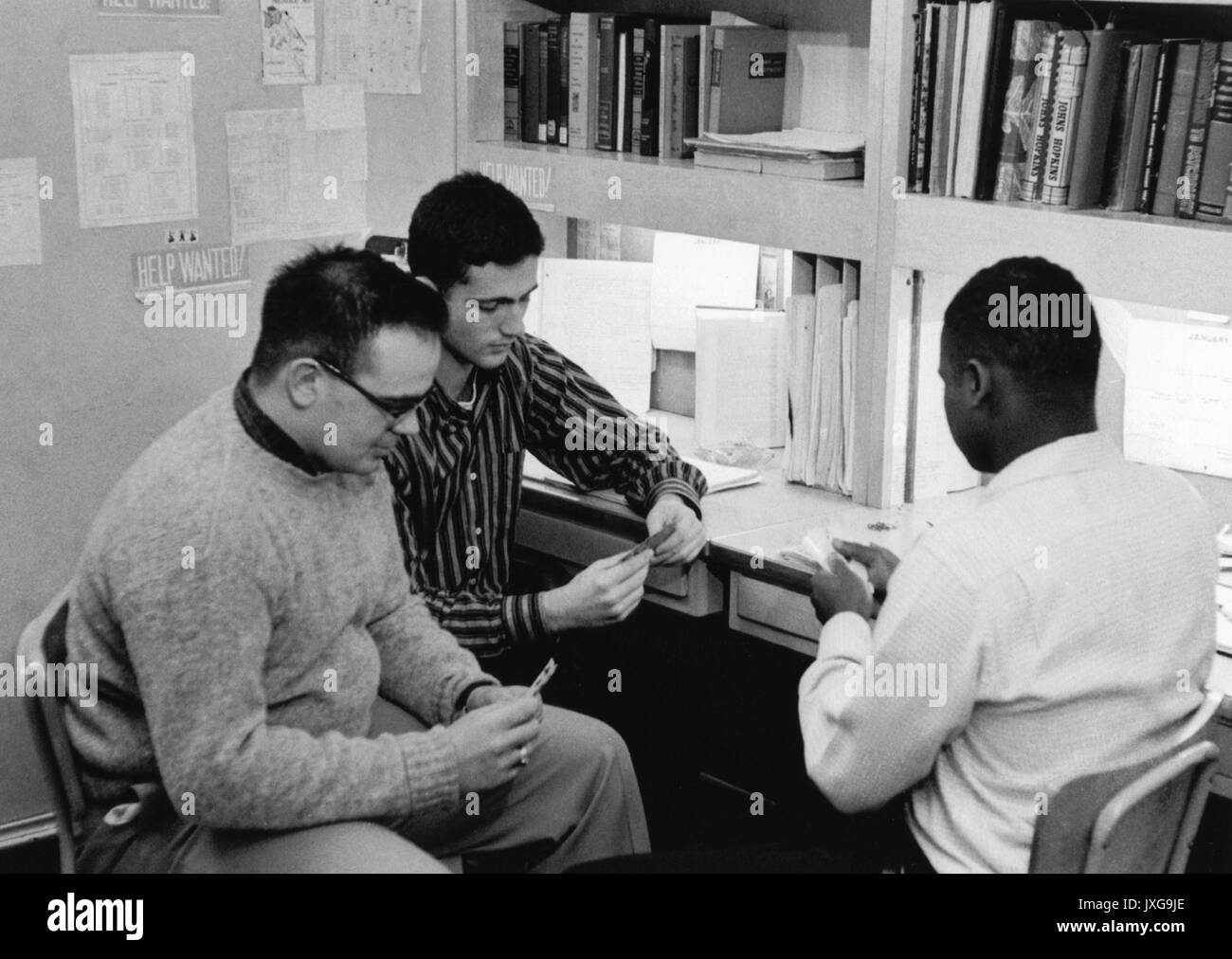 La vie d'étudiant, David John Ferrari, Donald Desantis, Ernest Bates, un étudiant américain africain avec Ferrari, Desantis et Bates sont jouer au poker dans leur dortoir, 1958. Banque D'Images