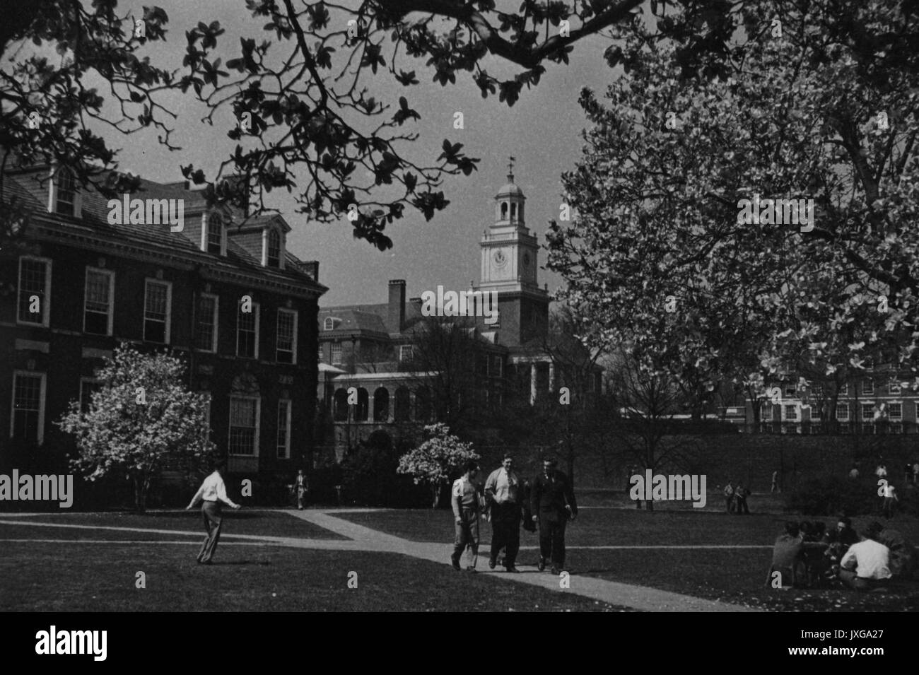 Gilman Hall, La Vie étudiante Gilman Hall est le point focal de ce campus, les étudiants sont sur le campus de la marche et la cueillette sur le terrain, 1948. Banque D'Images