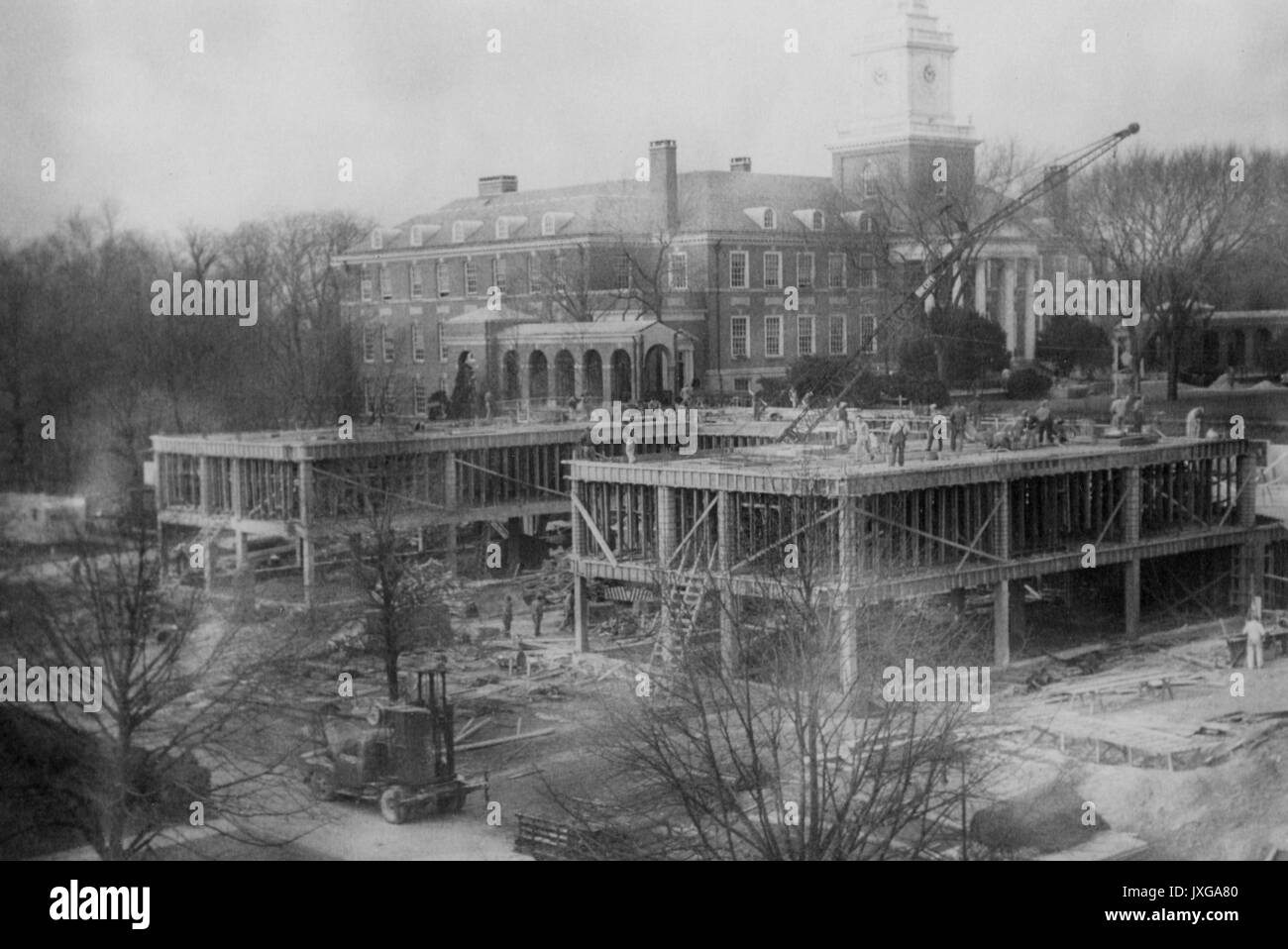 Hall d'Ames, Gilman Hall tourné de la construction de l'hôtel Ames, Gilman Hall est à l'arrière-plan, 1953. Banque D'Images