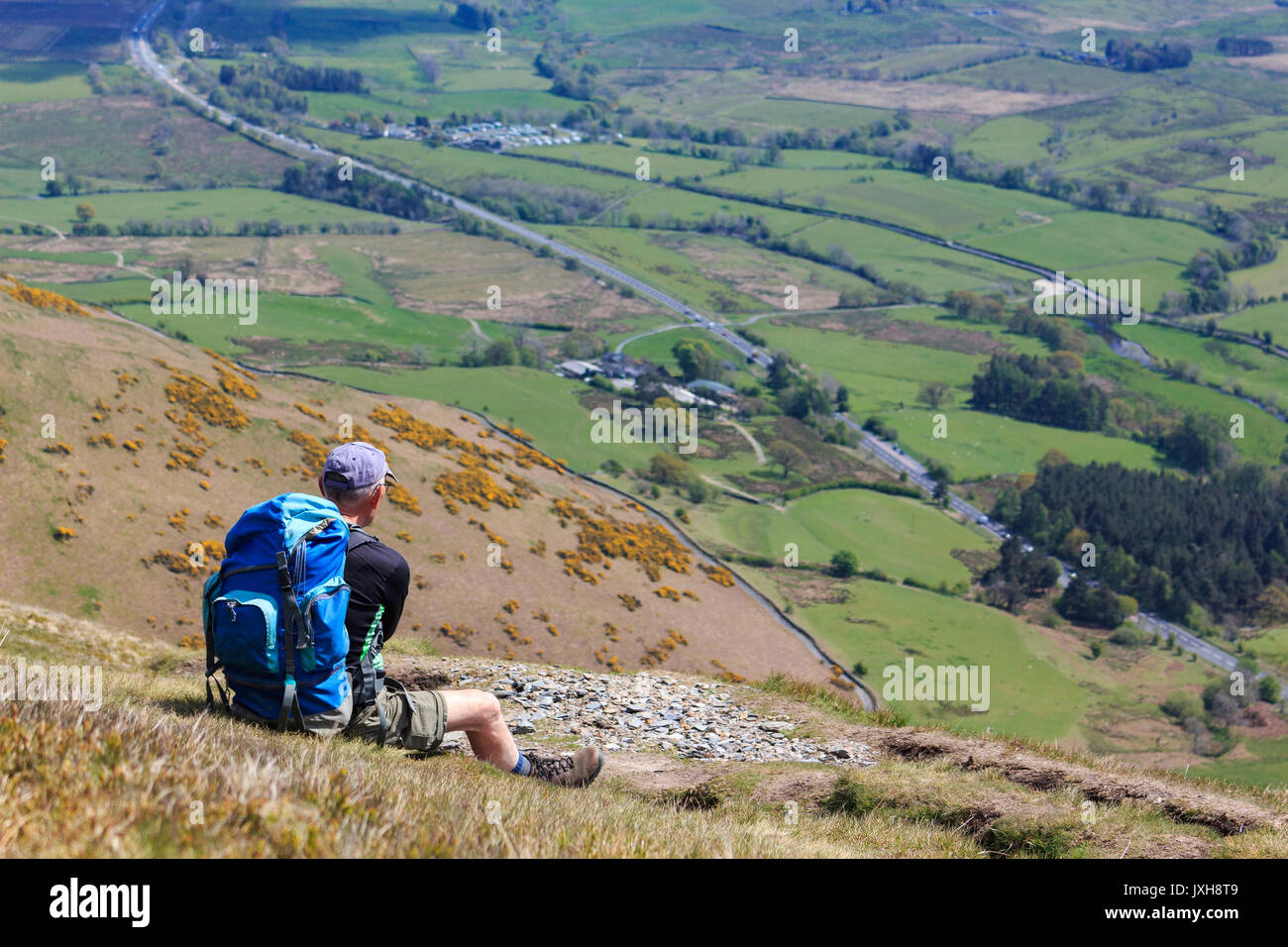 Hillwalker détente sur la montagne, en admirant les vues Banque D'Images