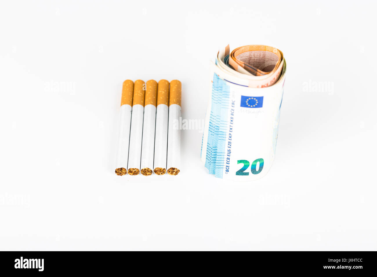 Billets enveloppé, roulé, essoufflé, avec des cigarettes sur le tableau  blanc. La notion de prix, le coût des cigarettes de tabac Photo Stock -  Alamy
