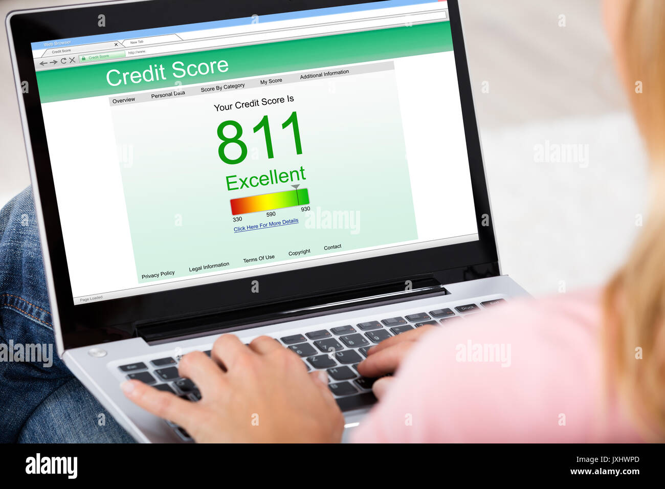 Close-up of Woman checking credit score en ligne sur ordinateur portable à la maison Banque D'Images