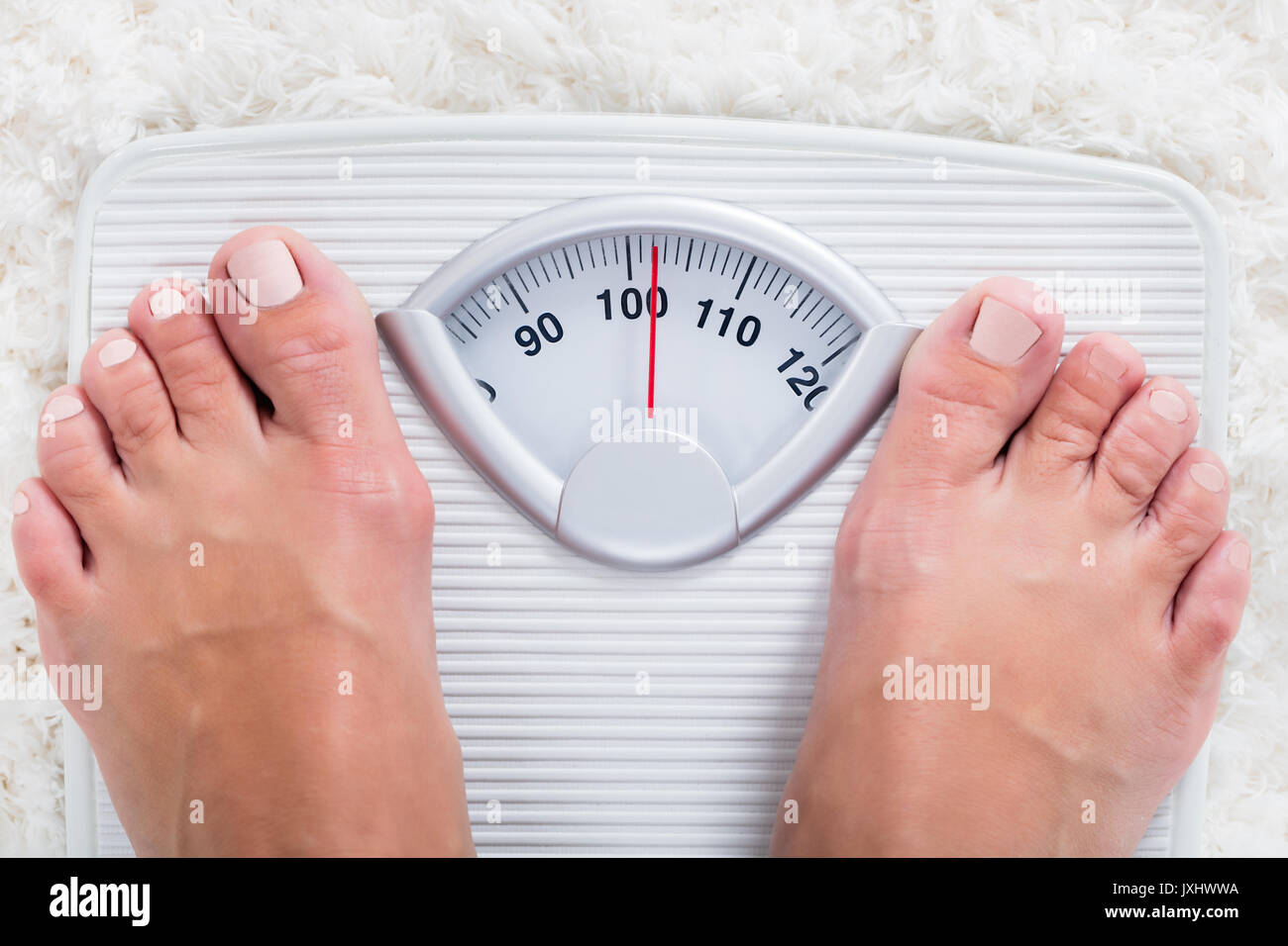 La section basse du surpoids personne obèse Corps de mesure Poids sur l'échelle de pesage Banque D'Images