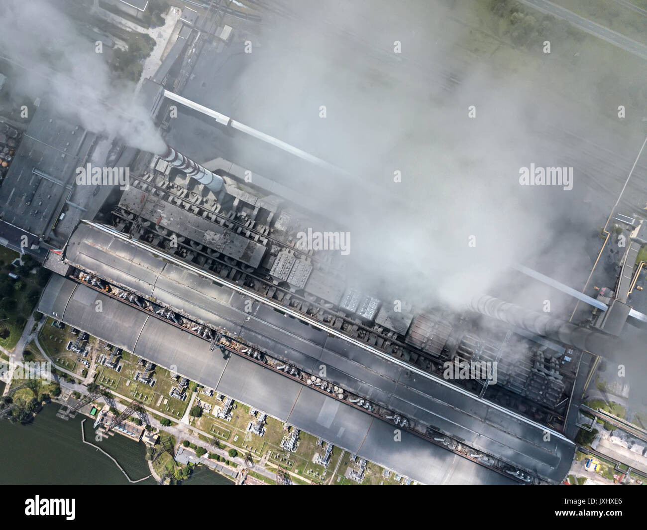 Power Station avec cheminées fumant Banque D'Images