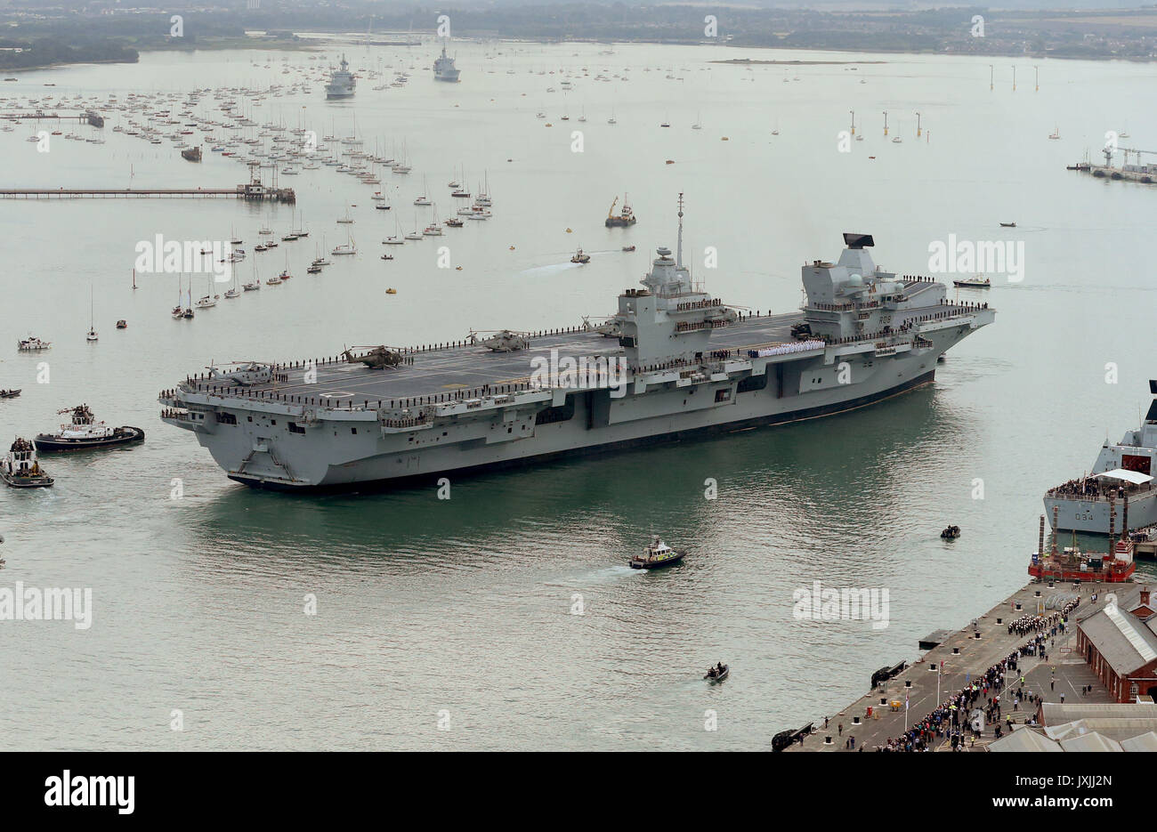 File:HMS Que Elizabeth (R08).jpg - Wikipedia