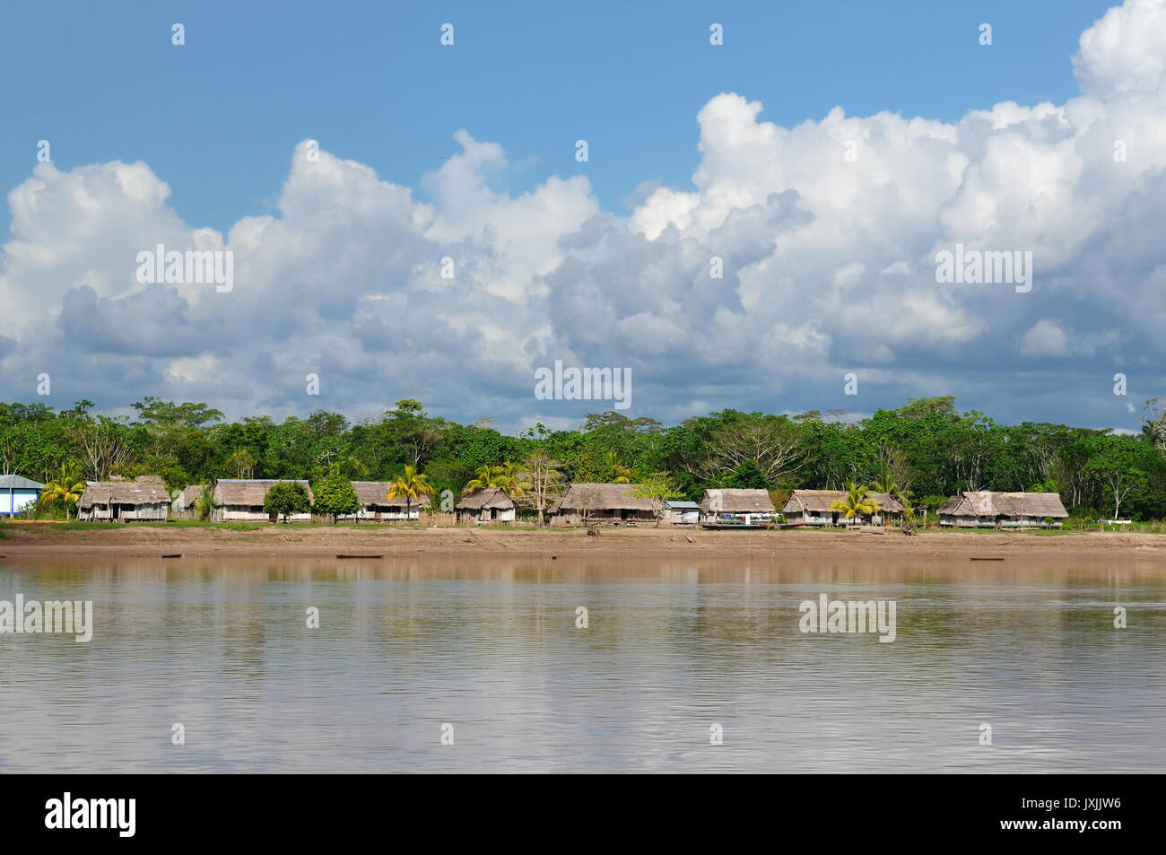 Le Pérou, l'Amazonas péruvien. La photo de paysage typique de règlement présente les tribus indiennes de l'amazonie Banque D'Images