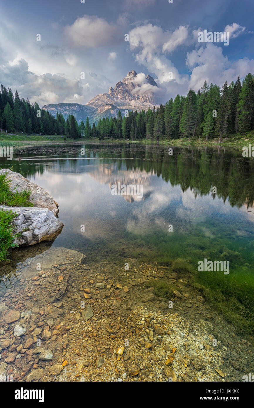 Les Trois Cimes de Lavaredo se reflète sur l'Antorno's Lake. Antorno's Lake, Dolomites de Sesto, Veneto, Italie. Banque D'Images