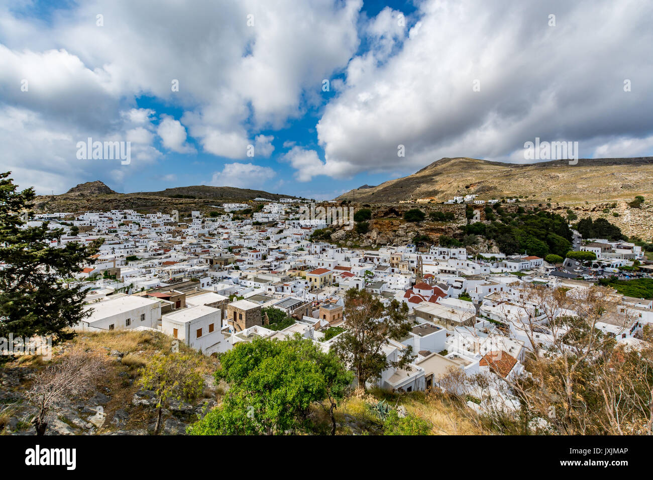 La ville de Lindos sur un beau jour, vue depuis le château de Lindos, l'île de Rhodes, Grèce Banque D'Images