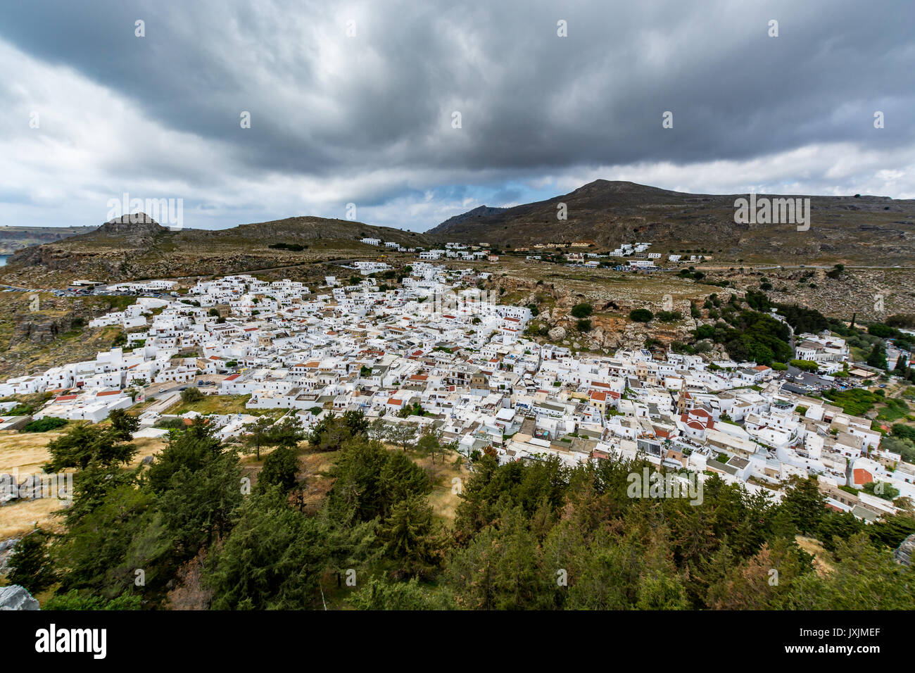 La ville de Lindos sur un beau jour, vue depuis le château de Lindos, l'île de Rhodes, Grèce Banque D'Images