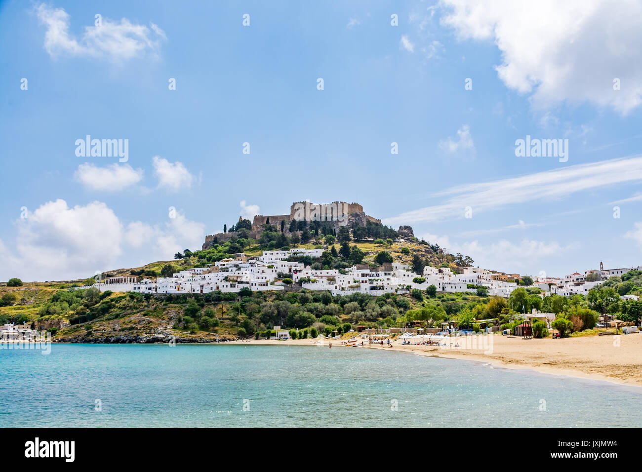 Vue de la ville de Lindos, château et plage de Megali Paralia sur un beau jour, l'île de Rhodes, Grèce Banque D'Images
