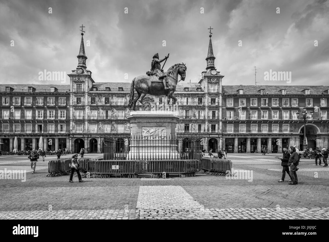 Madrid, Espagne - 22 mai 2014 : La Plaza Mayor avec statue de Philips King III de Madrid, Espagne. Le noir et blanc style rétro. Monument de l'architecture et Banque D'Images