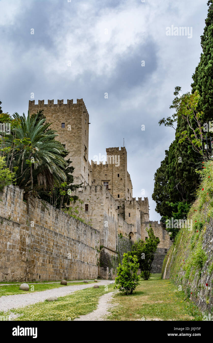Murs de la vieille ville de Rhodes et Grand Maître Château, vue de la douve, l'île de Rhodes, Grèce Banque D'Images