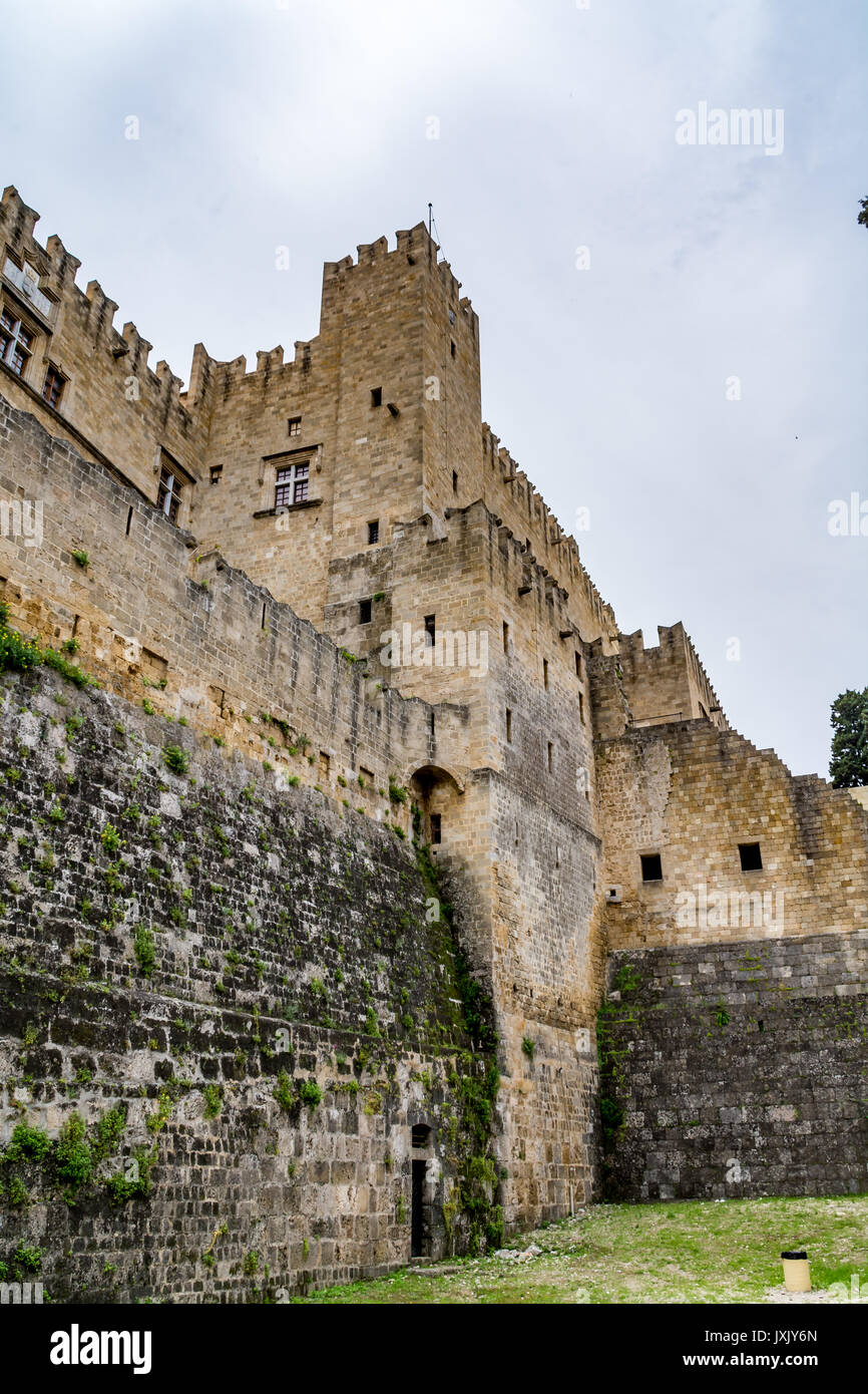 Murs de la vieille ville de Rhodes et Grand Maître Château, vue de la douve, l'île de Rhodes, Grèce Banque D'Images