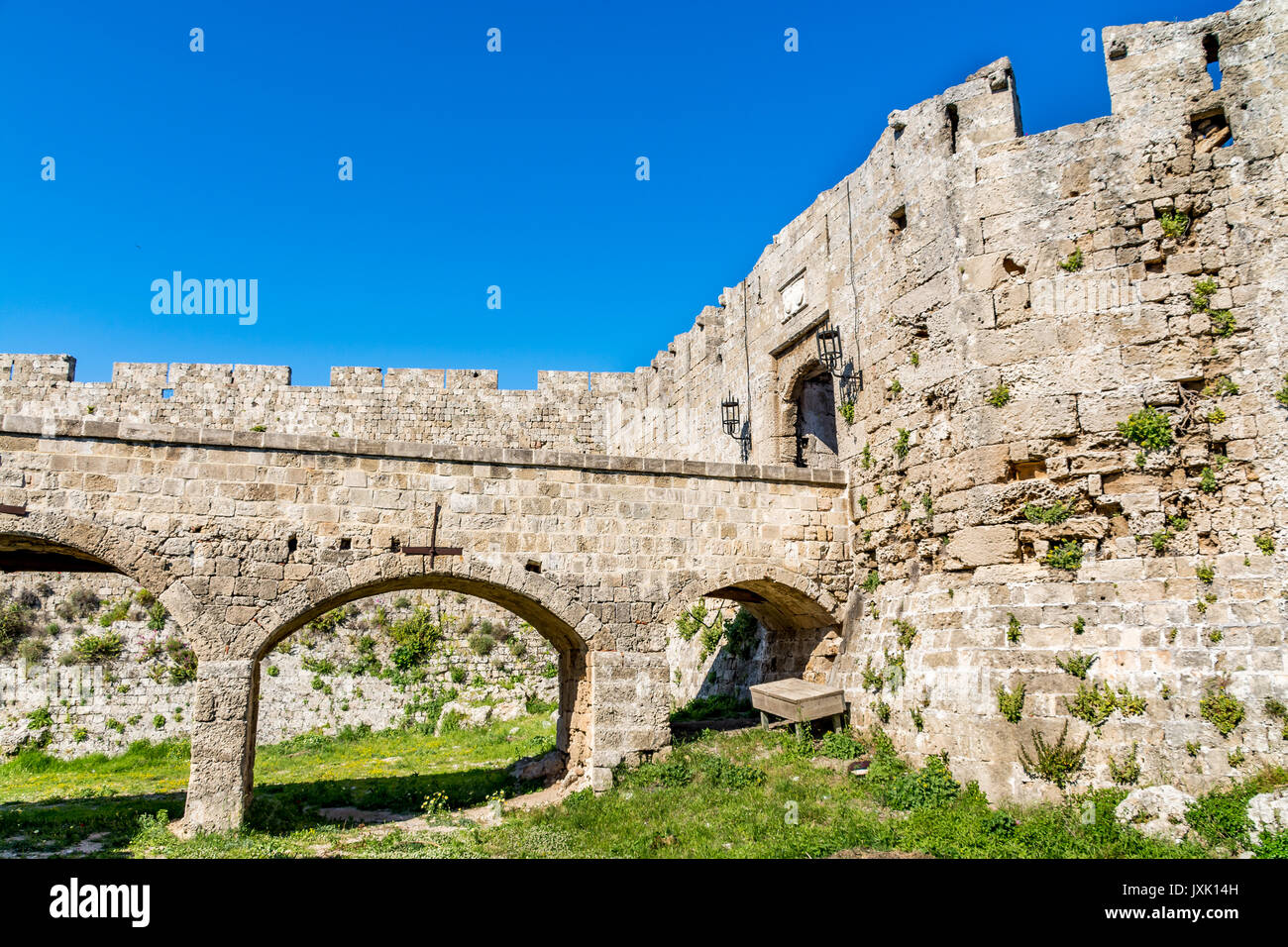 Porte de Saint John, pont menant à elle et fossé à la vieille ville de Rhodes, l'île de Rhodes, Grèce Banque D'Images