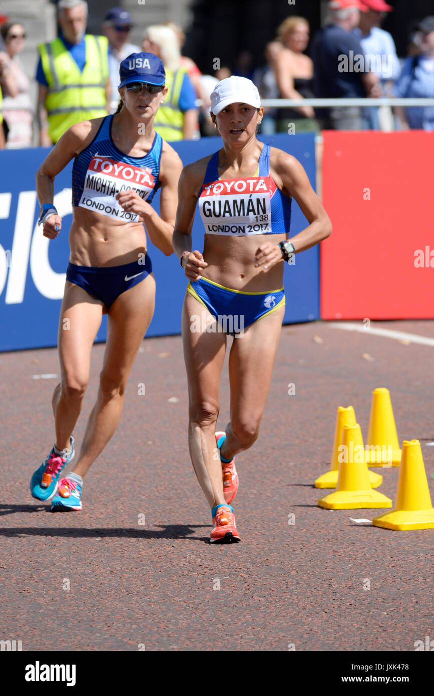 Maria Michta Coffey de USA et Maritza Guaman de l'Equateur en compétition dans les Championnats du monde d'athlétisme IAAF 20k à pied dans le centre commercial, Londres. Banque D'Images