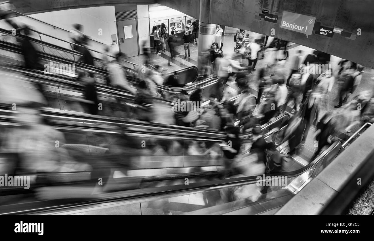 Les gens sur les escaliers dans le métro à Paris Banque D'Images