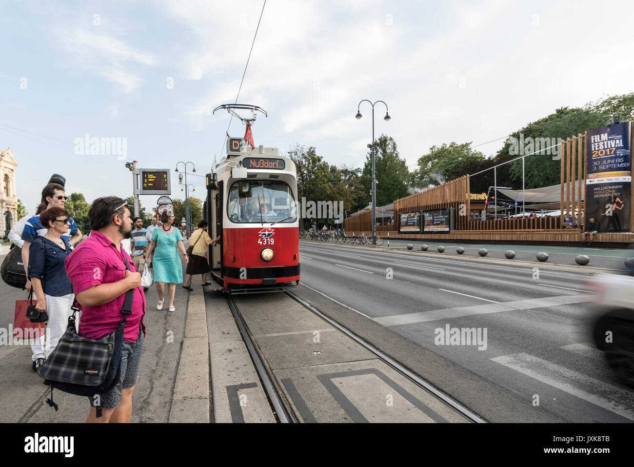 Le passage d'un tramway rouge dans le ring à Vienne Banque D'Images